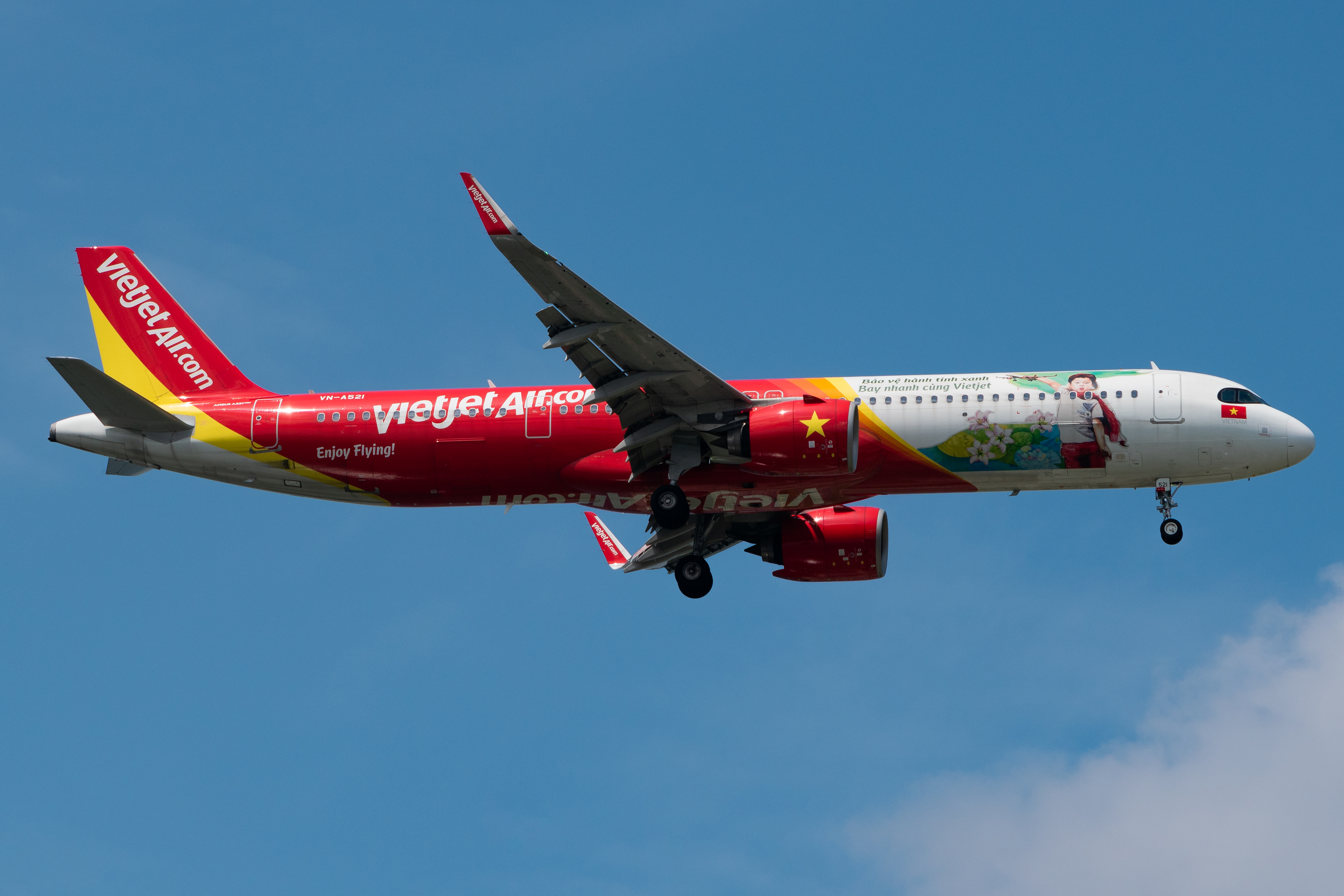 Full size: VietJet Air A321NEO VN-A521 at Singapore-Changi Airport