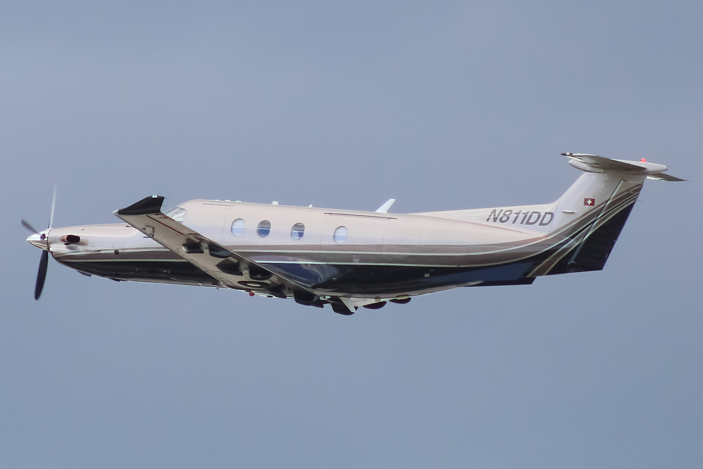 Full size: PRIVATE Pilatus PC-12 N811DD at General Mitchell International Airport