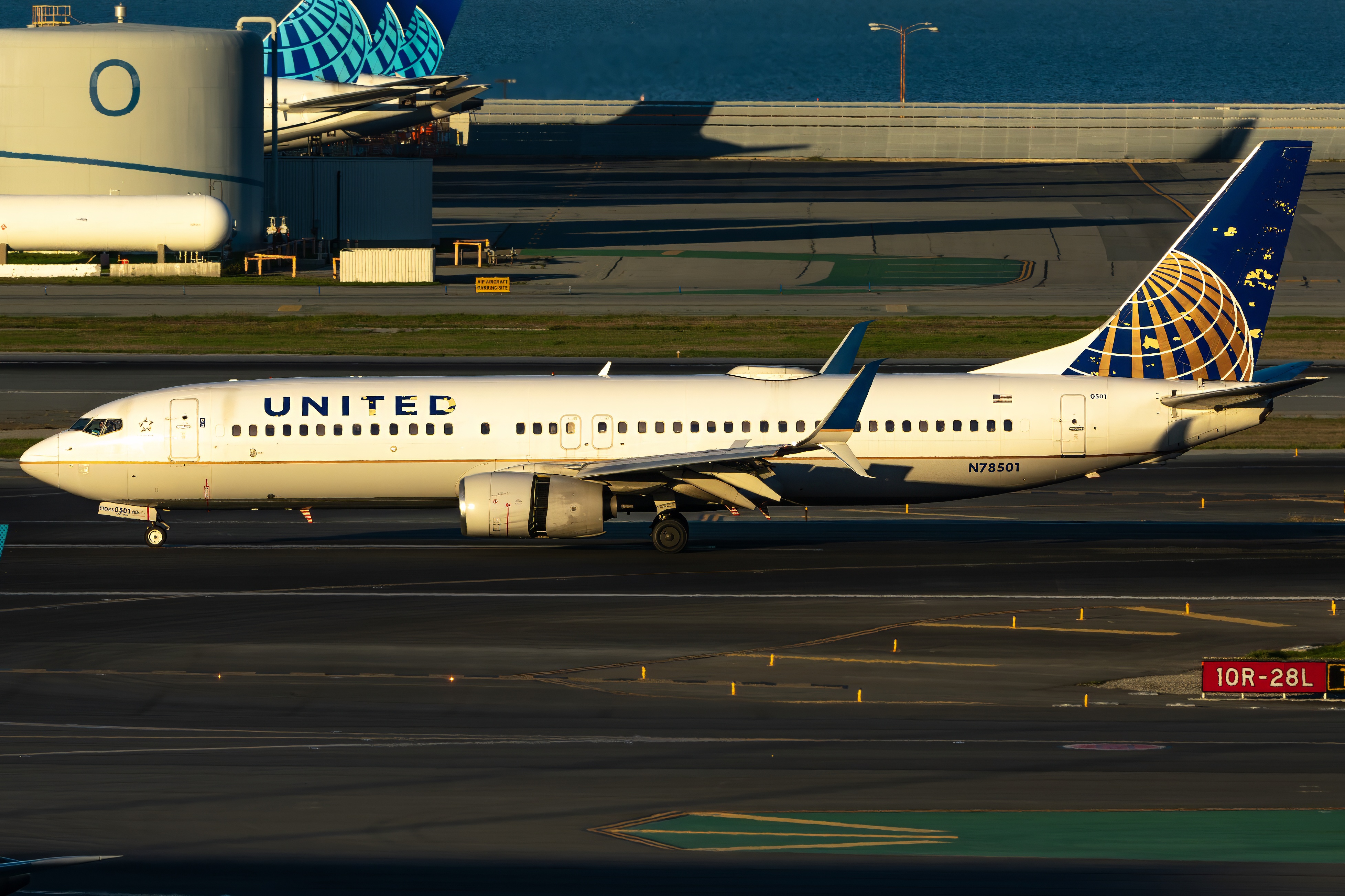 Full size: United Airlines Boeing 737-800 N78501 at San Francisco International Airport