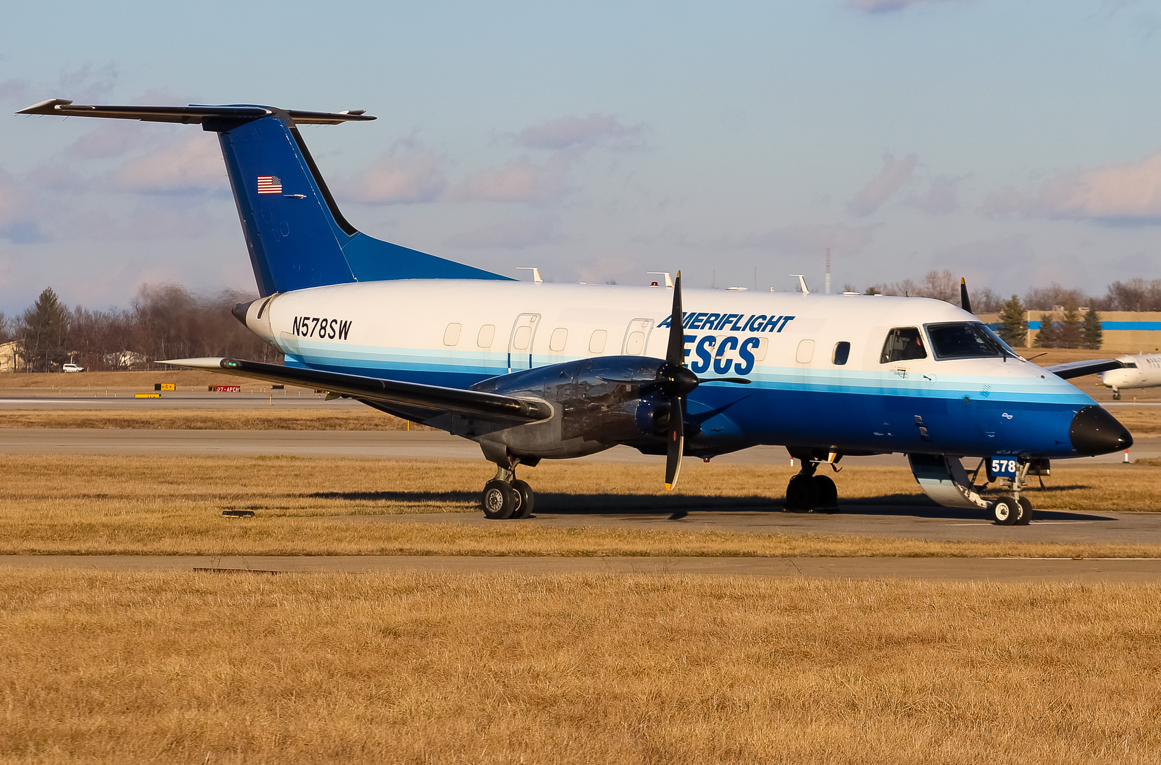 Full size: Ameriflight Embraer EMB-120 N578SW at Cincinnati/Northern Kentucky International Airport