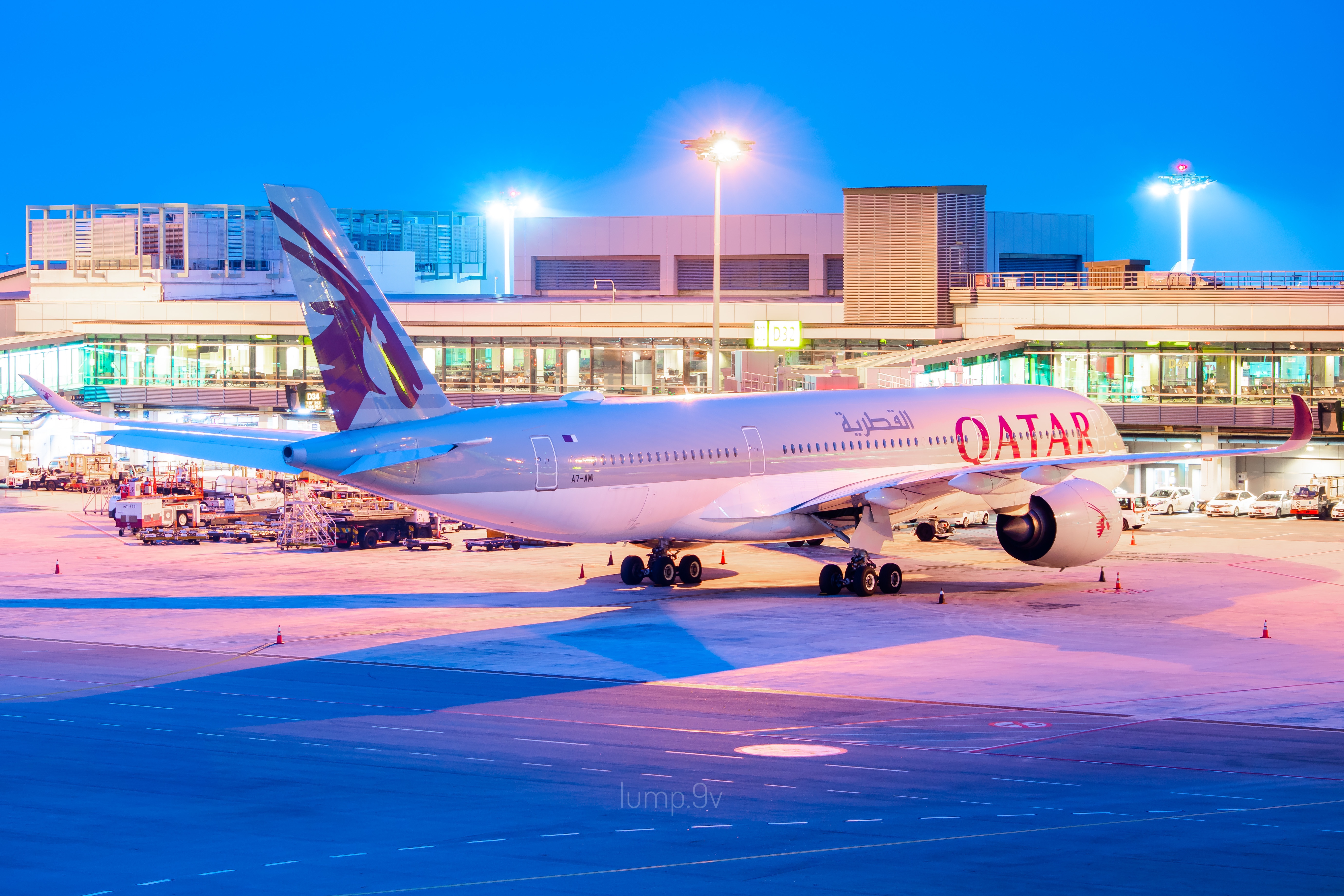 Full size: Qatar Airways Airbus A350-900 A7-AMI at Singapore-Changi Airport