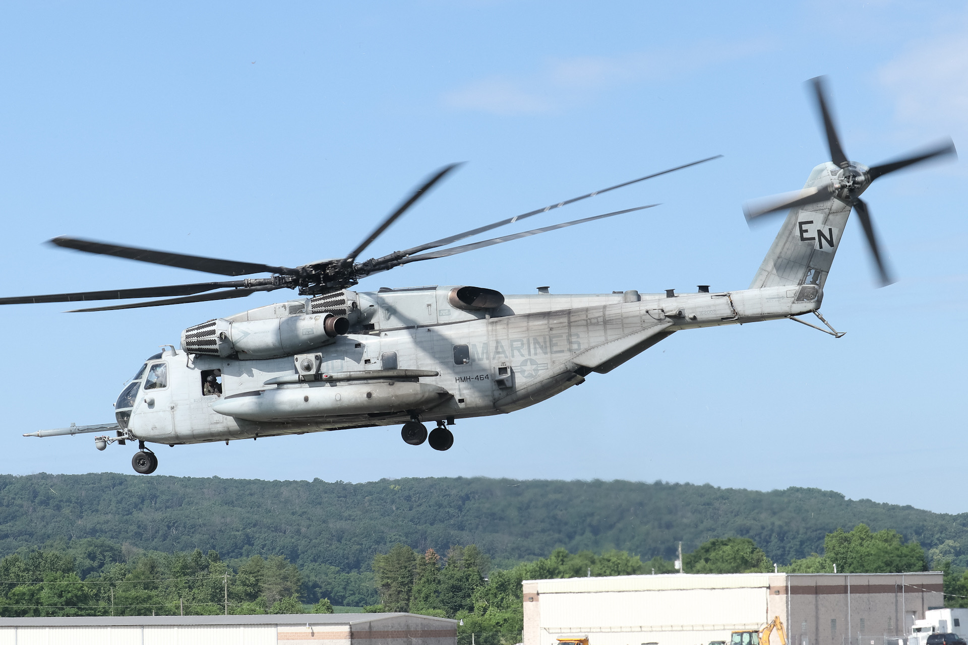 Full size: US Marine Corps Sikorsky CH-53E Super Stallion 162002 at York Airport