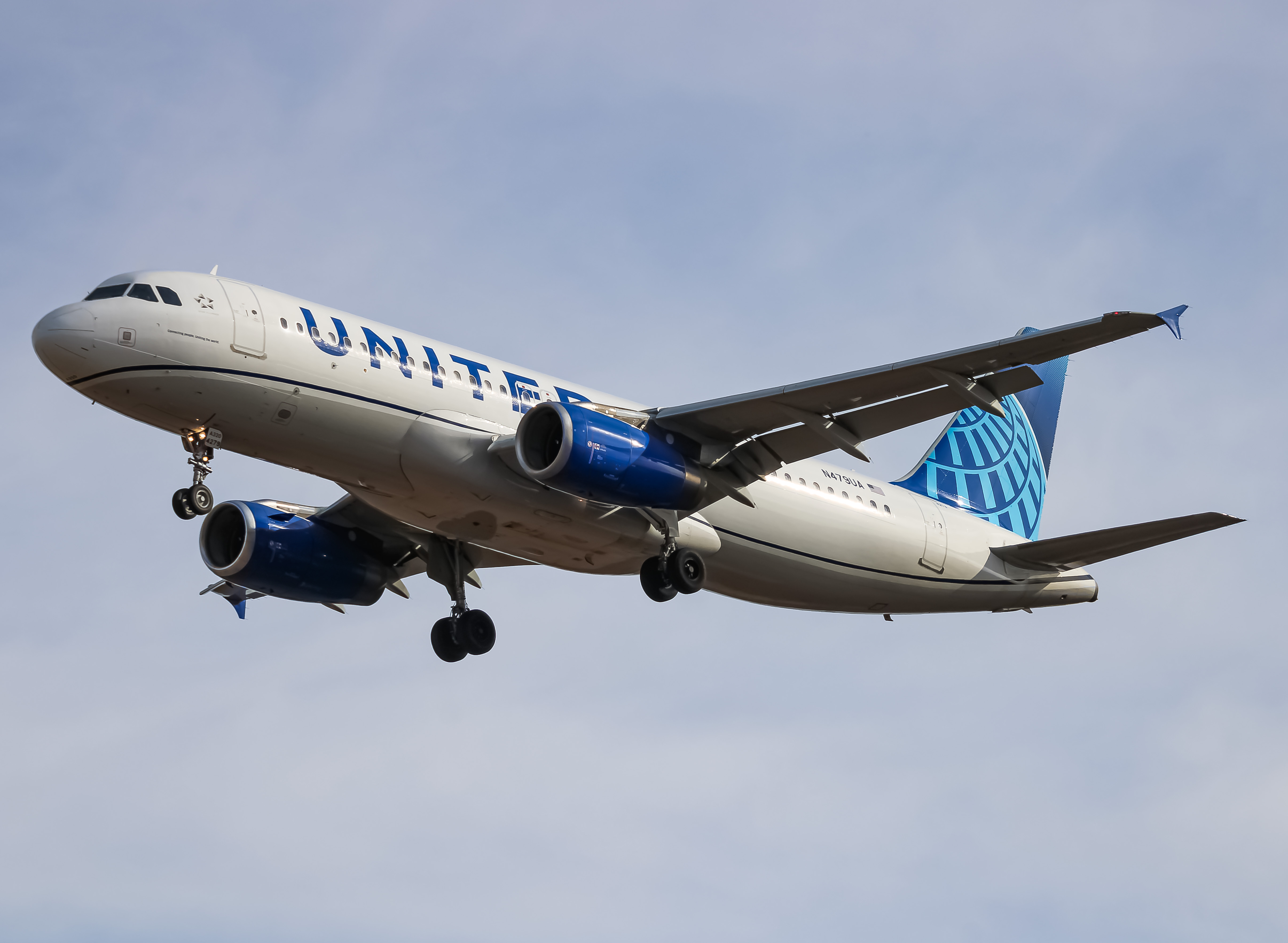 Full size: United Airlines Airbus A320 N479UA at Washington Dulles International Airport