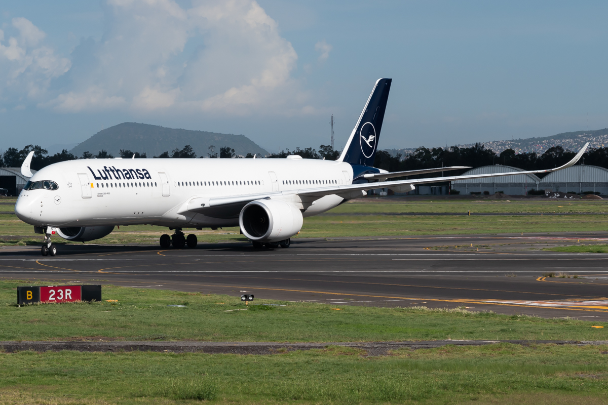 Full size: Lufthansa Airbus A350-900 D-AIXL at Mexico City International Airport