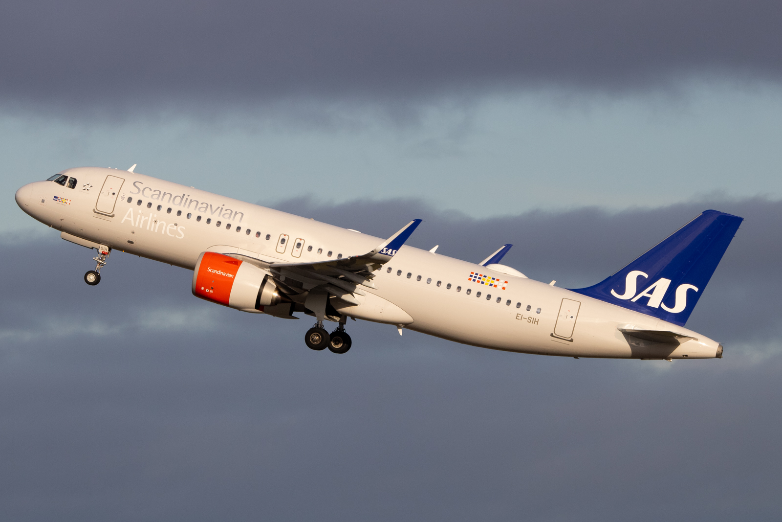 Full size: Scandinavian Airlines Airbus A320NEO EI-SIH at London Heathrow International Airport