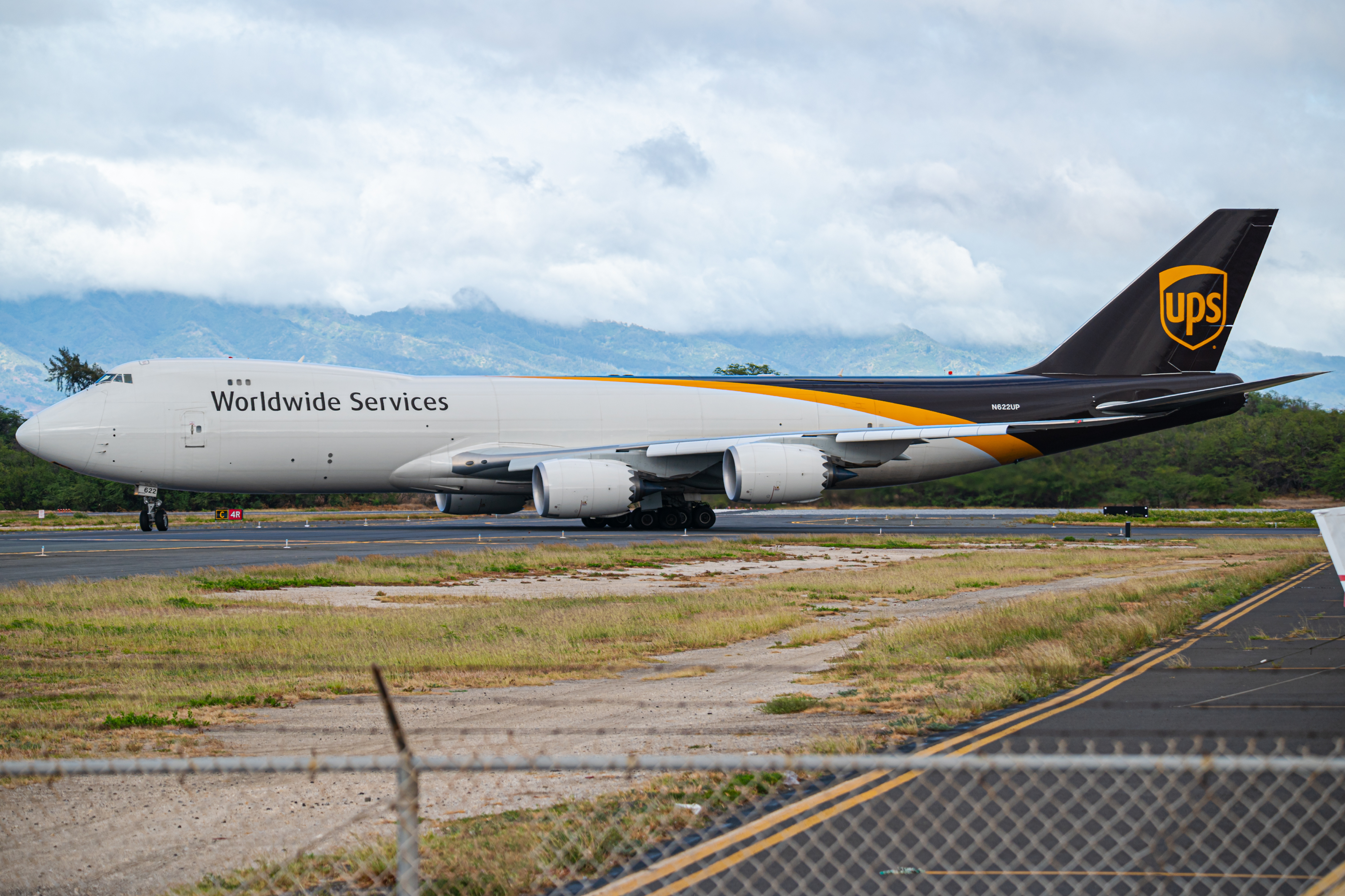 Full size: United Parcel Service Boeing 747-8F N622UP at Daniel K Inouye International Airport