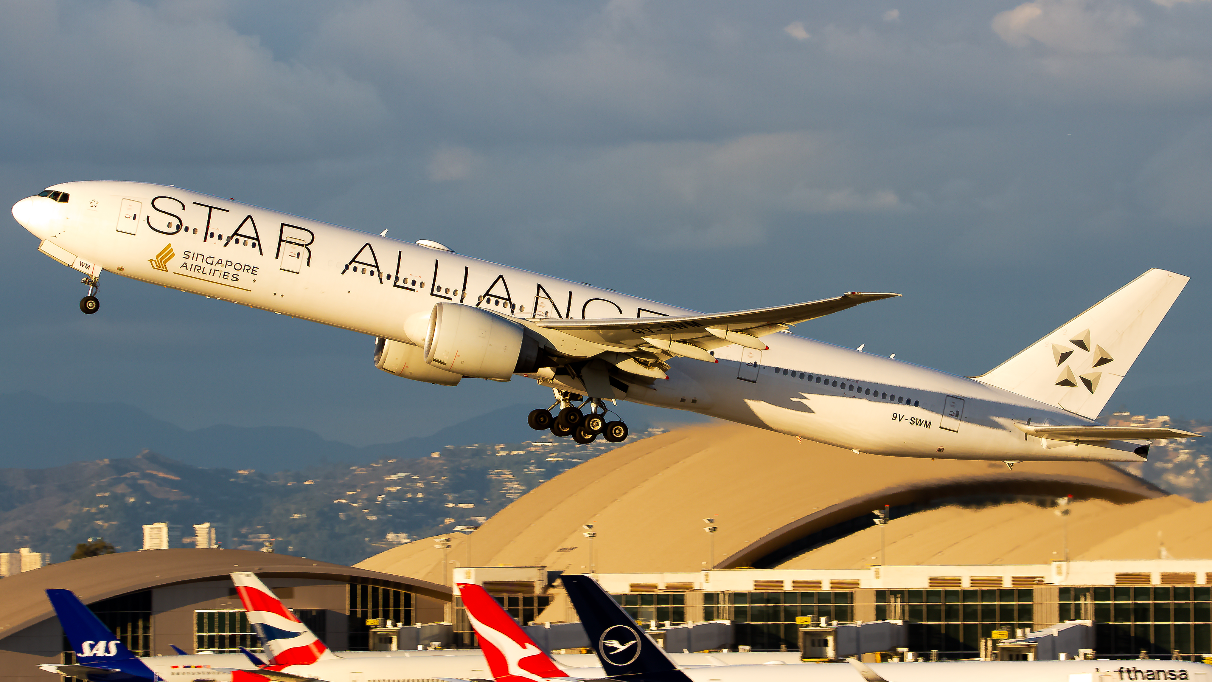 Full size: Singapore Airlines Boeing 777-300ER 9V-SWM at Los Angeles International Airport