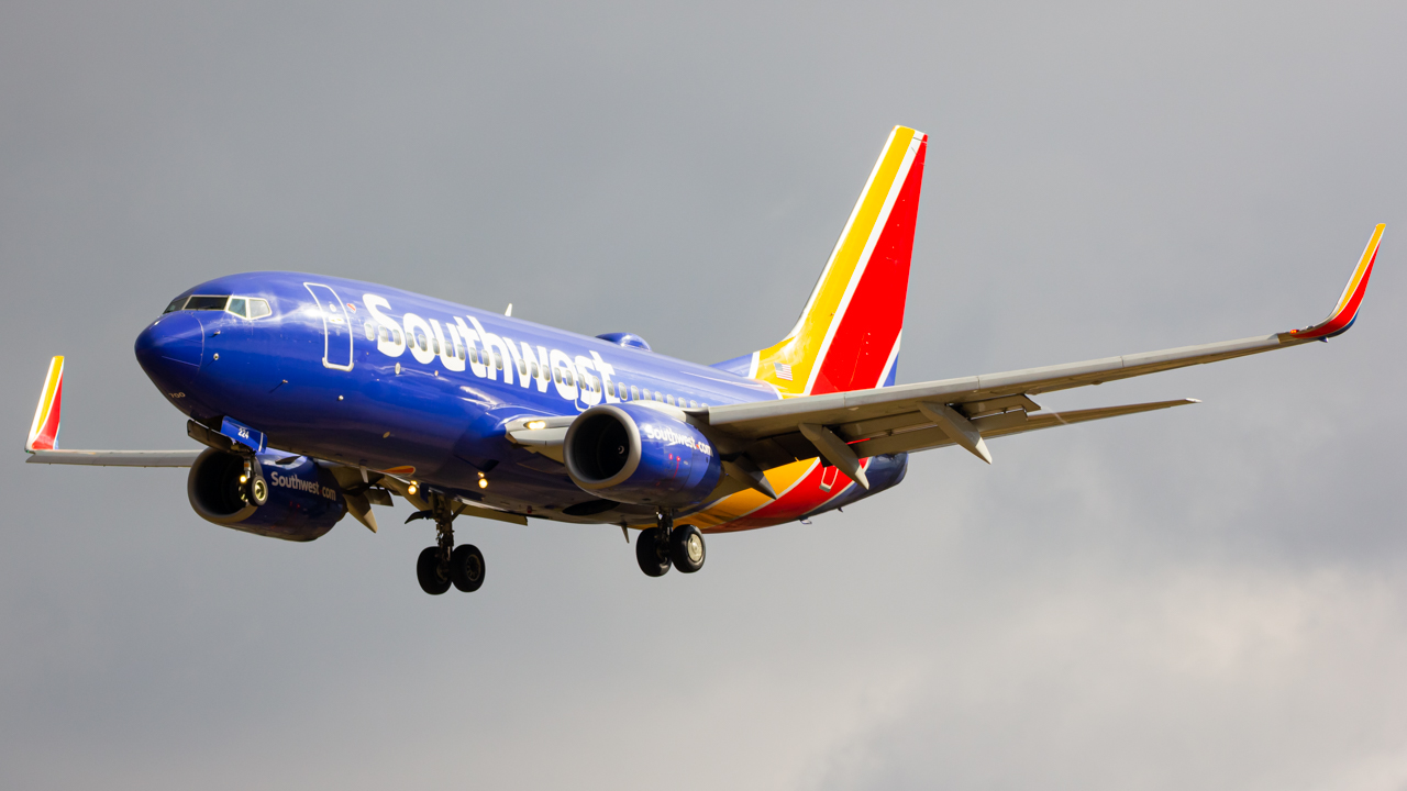 Full size: Southwest Airlines Boeing 737-700 N224WN at Miami International Airport