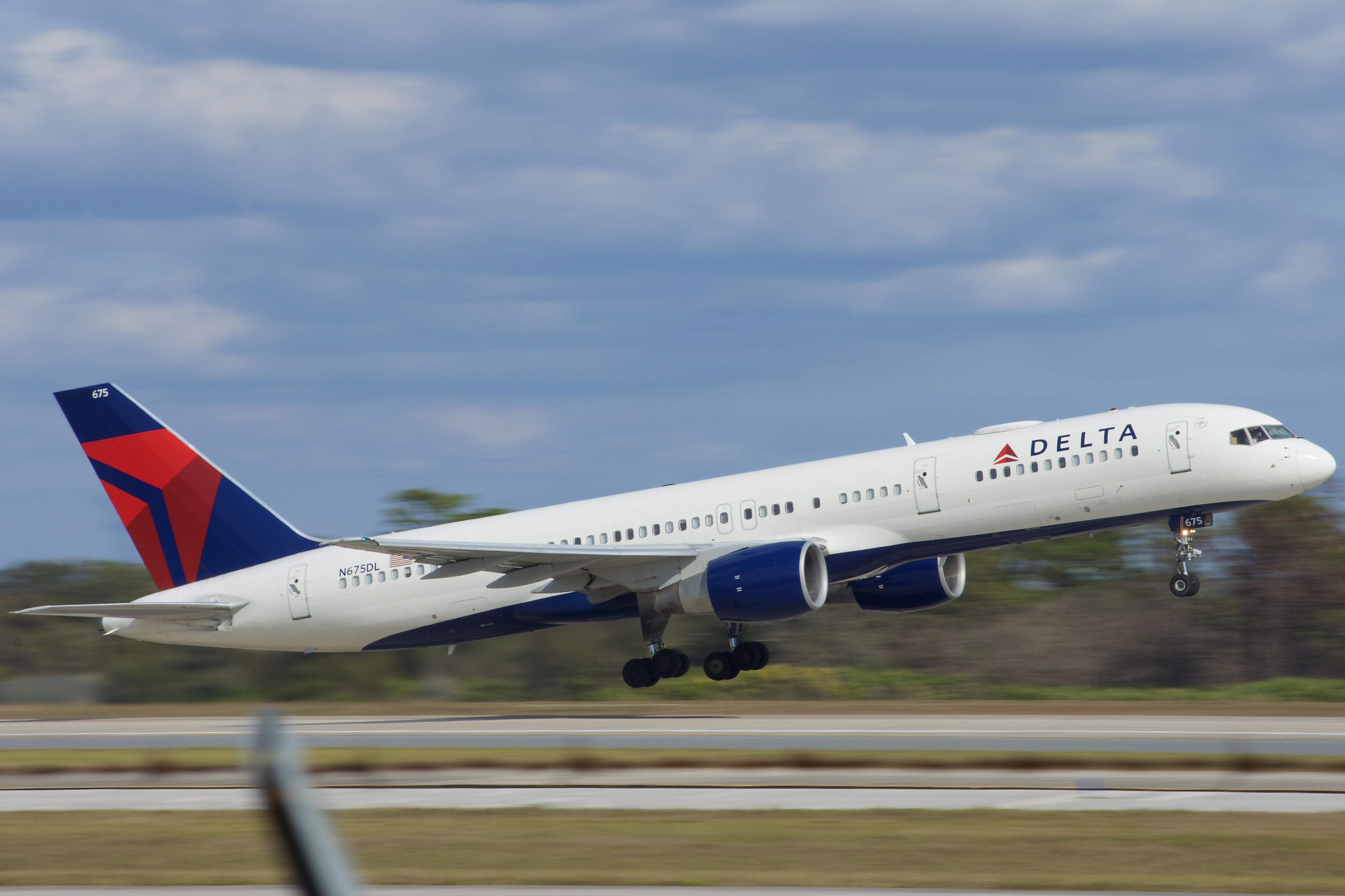 Full size: Delta Airlines Boeing 757-200 N675DL at Orlando International Airport