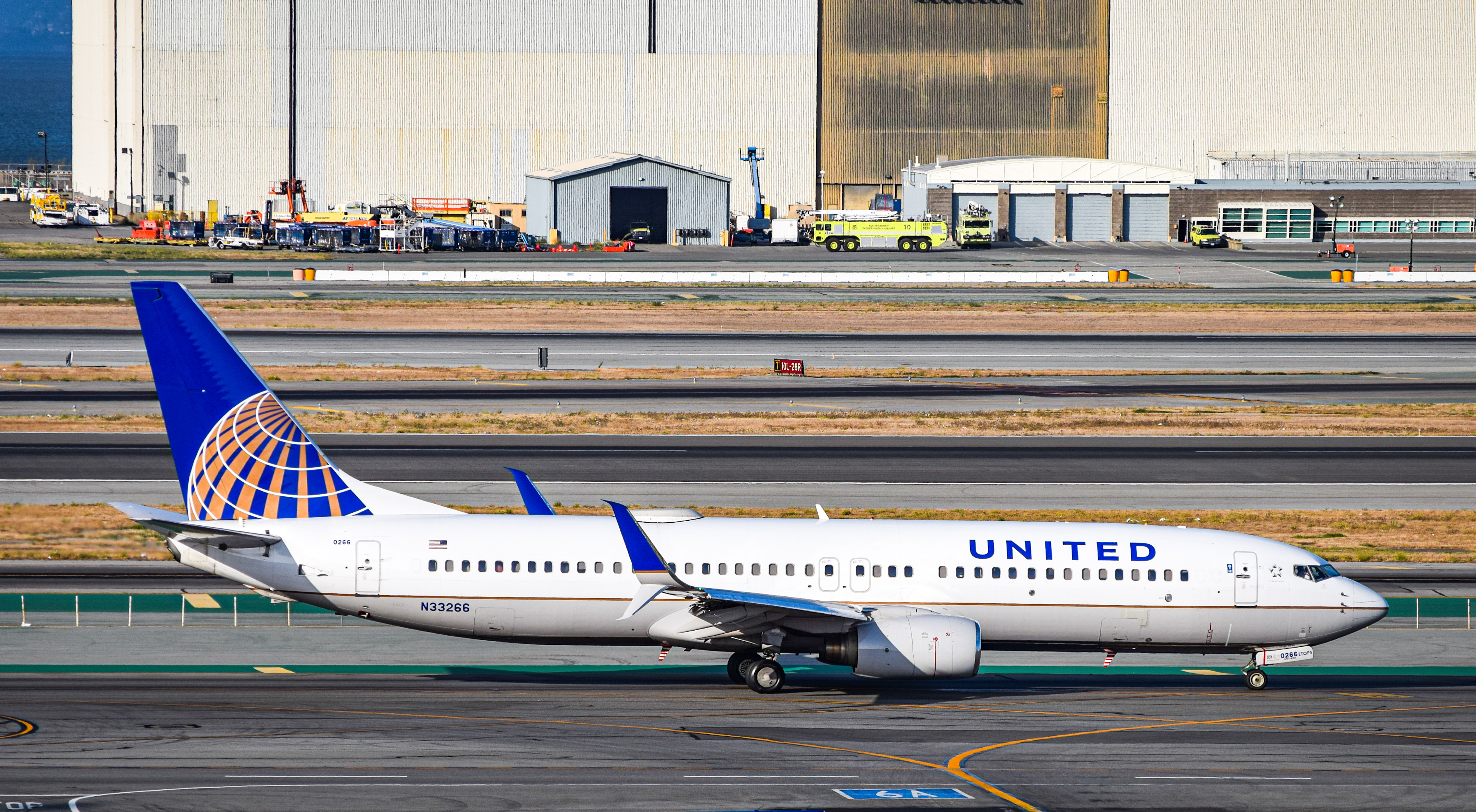 Full size: United Airlines Boeing 737-800 N33266 at San Francisco International Airport