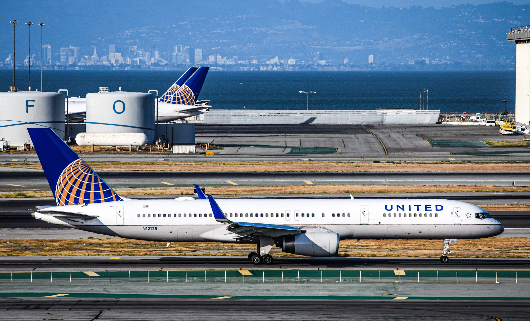Full size: United Airlines Boeing 757-200 N12125 at San Francisco International Airport