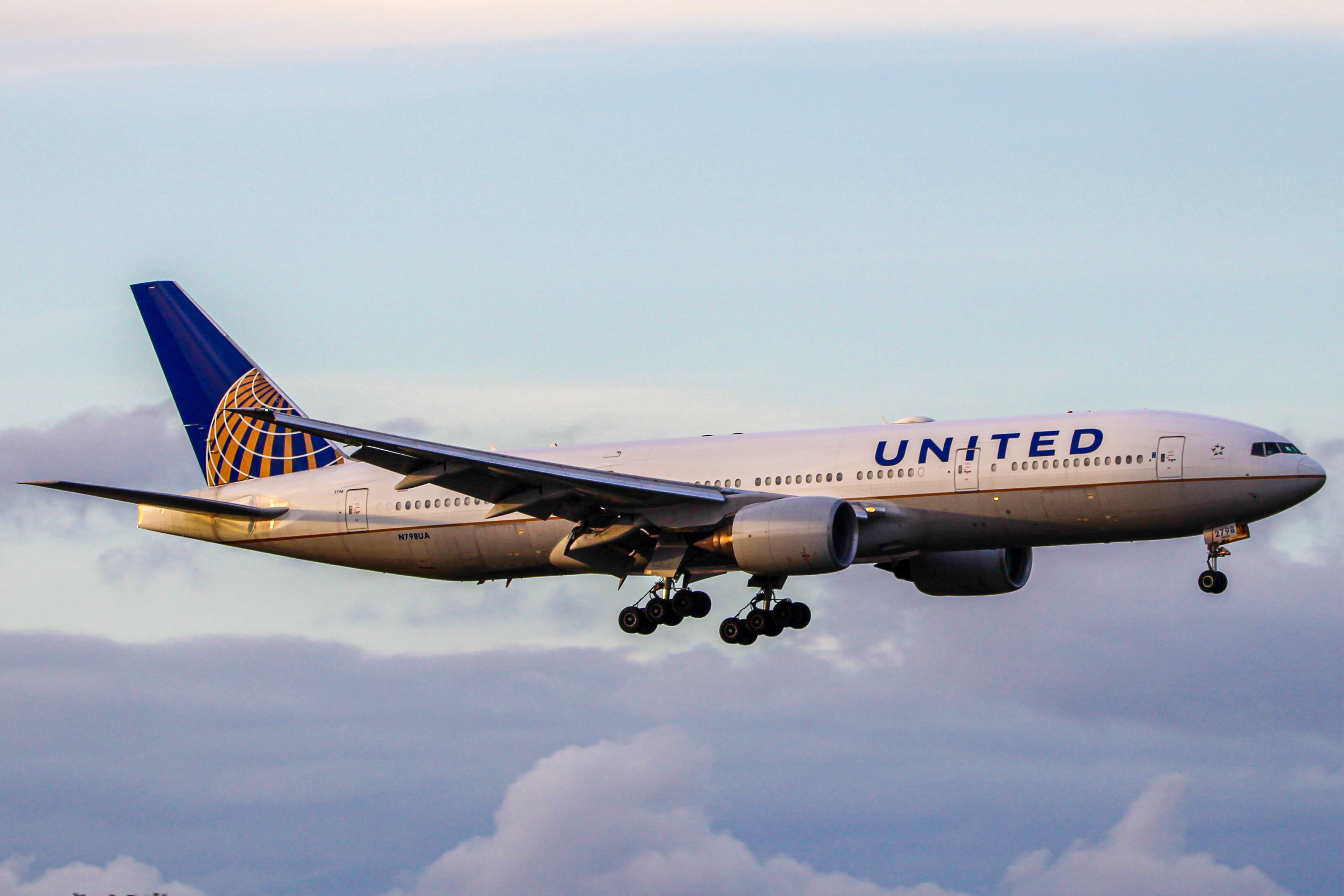 Full size: United Airlines Boeing 777-200ER N798UA at Hartsfield-Jackson Atlanta International Airport