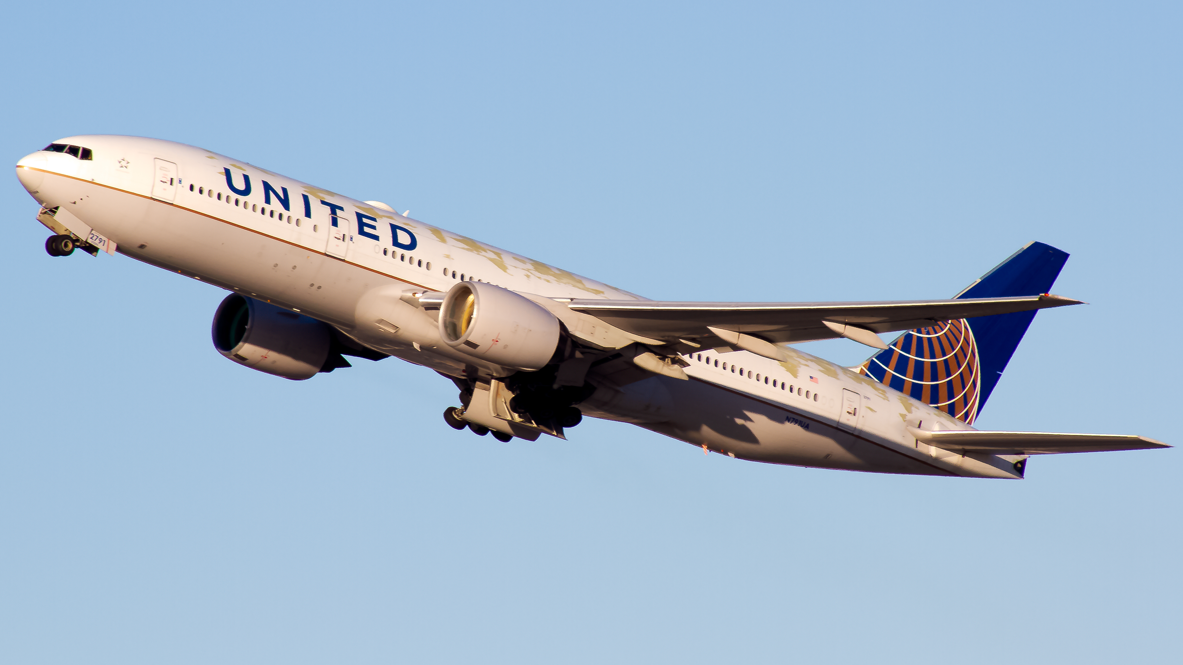 Full size: United Airlines Boeing 777-200 N791UA at Los Angeles International Airport