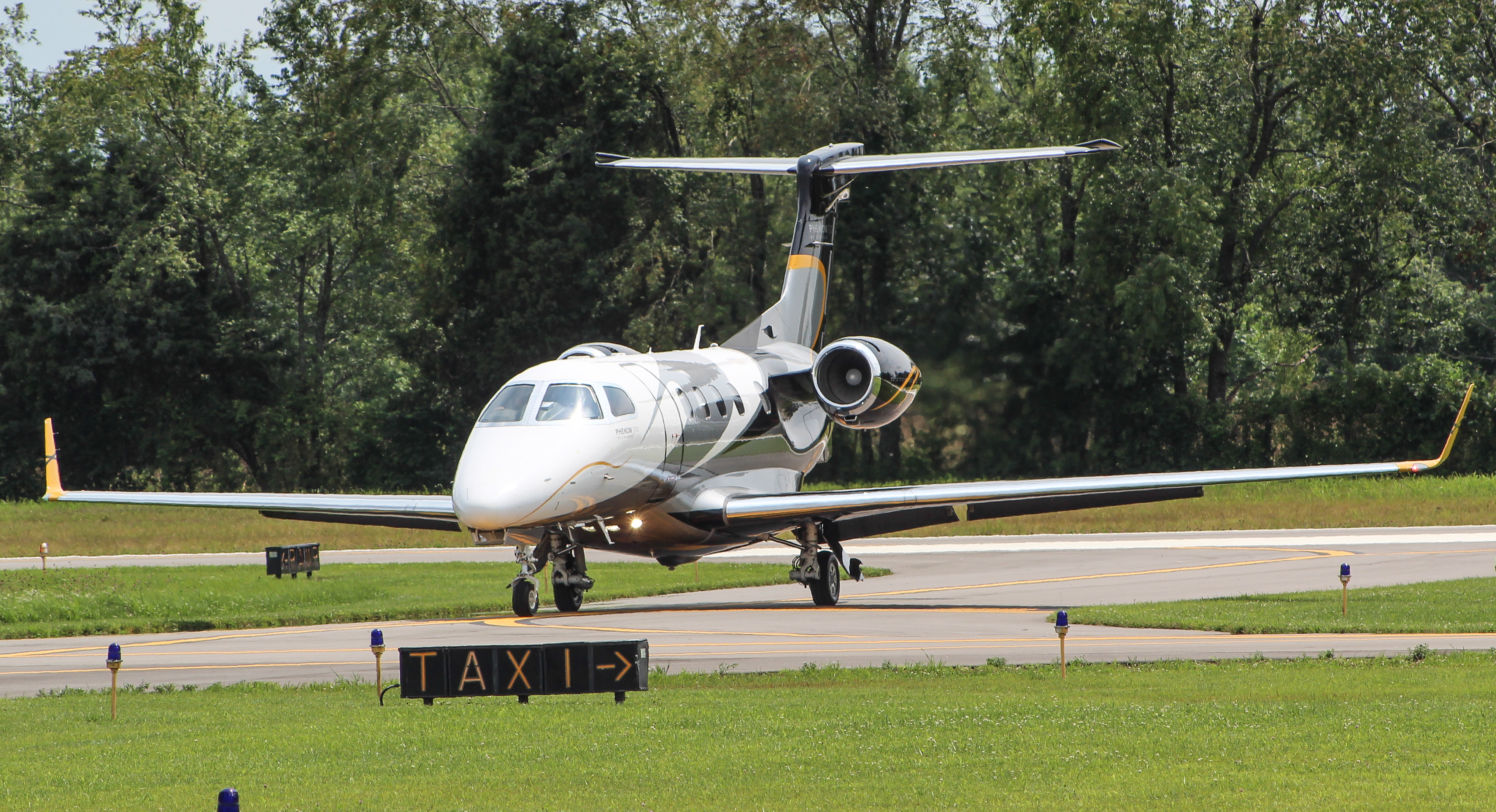 Full size: Aeroplane LLC Embraer Phenom 300 N440XX at Stuart Powell Field Airport