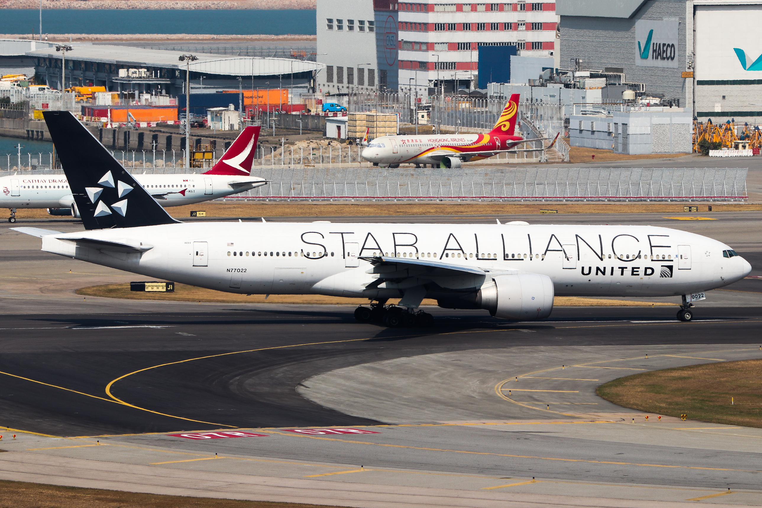 Full size: United Airlines Boeing 777-200ER N77022 at Hong Kong International Airport