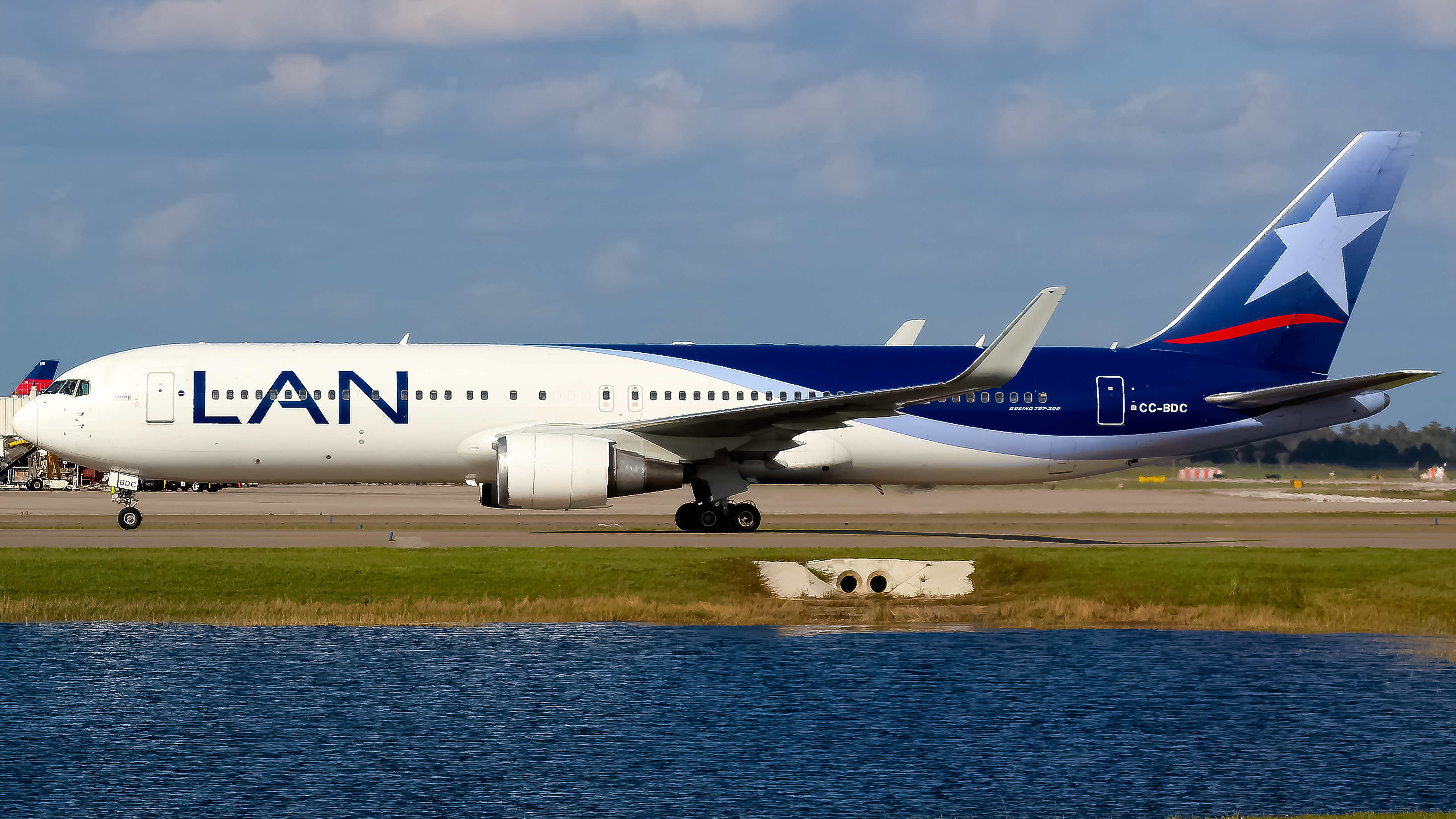 Full size: LATAM Boeing 767-300ER CC-BDC at Orlando International Airport
