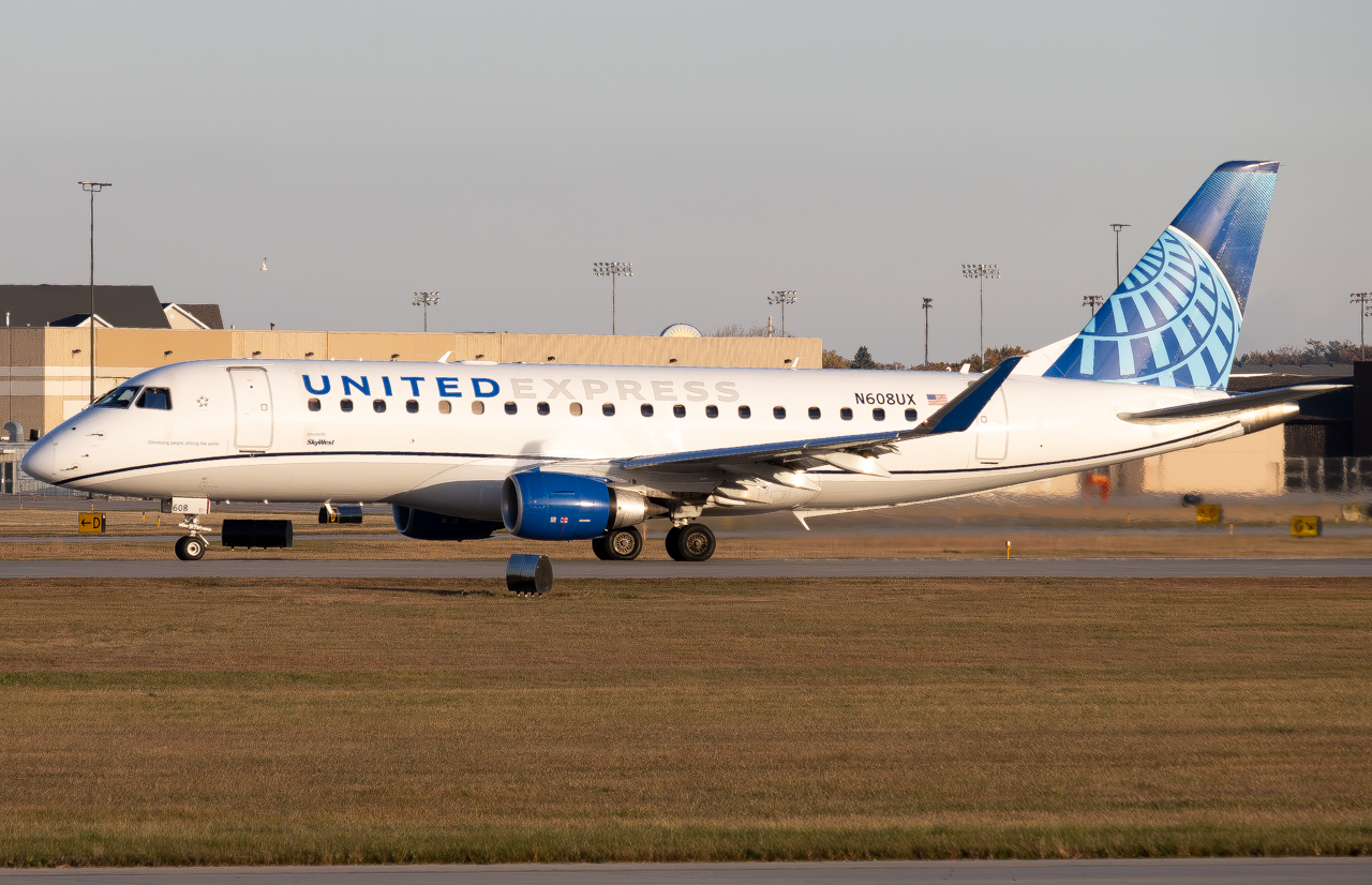 Full size: United Express Embraer E175 N608UX at Hector International Airport