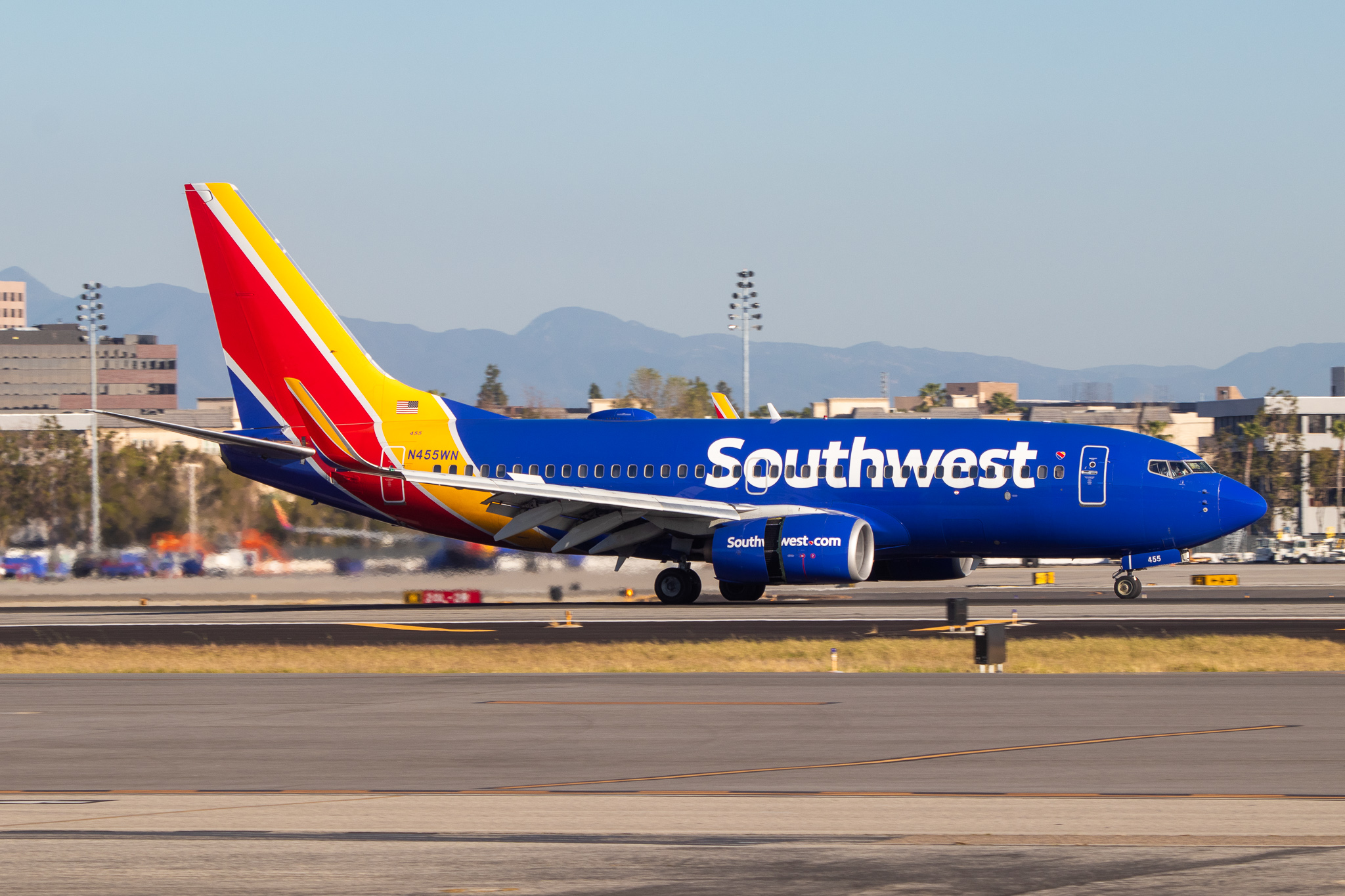 Full size: Southwest Airlines Boeing 737-700 N455WN at John Wayne/Orange County Airport