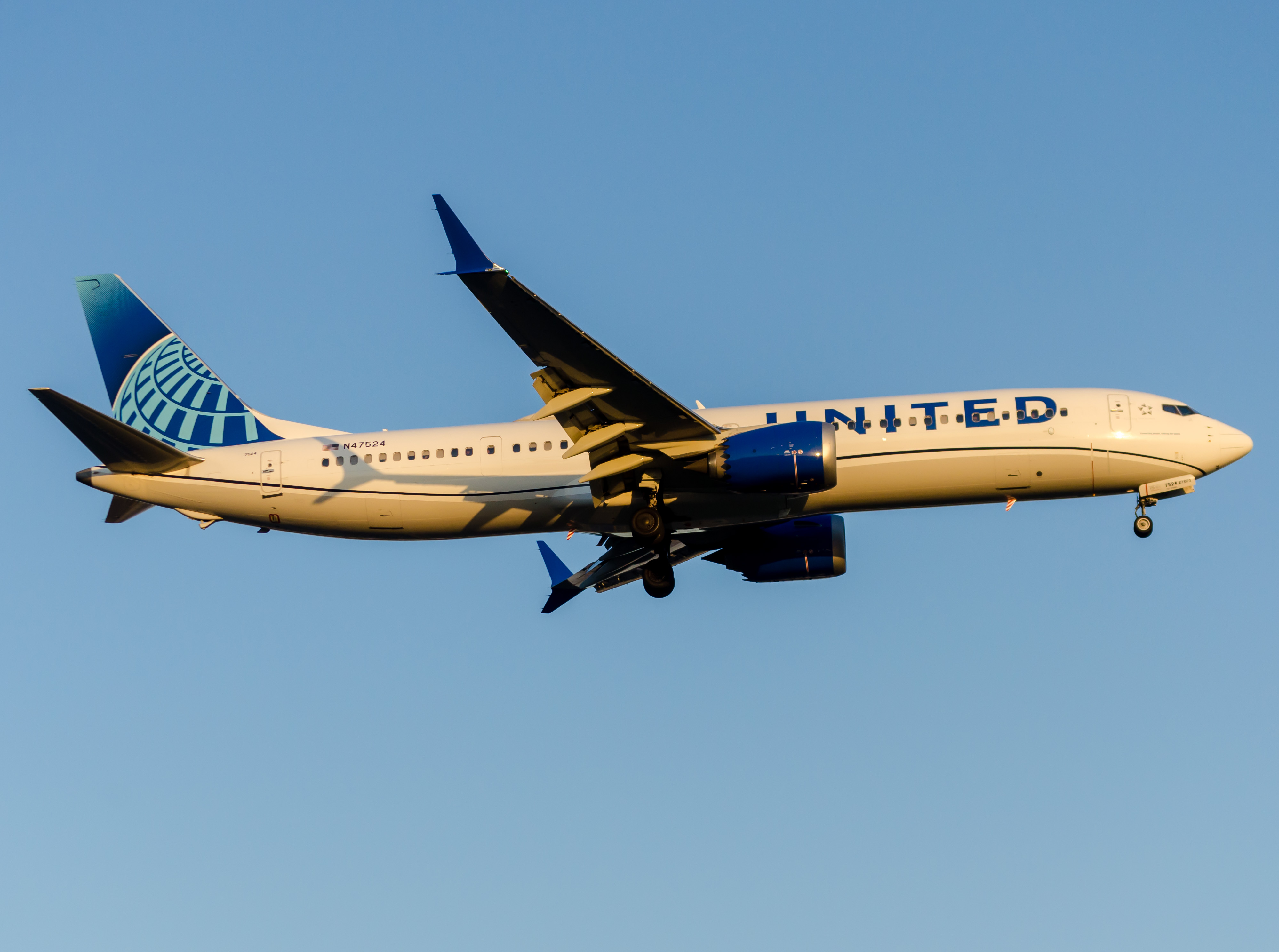 Full size: United Airlines Boeing 737 MAX 9 N47524 at Newark Liberty International Airport