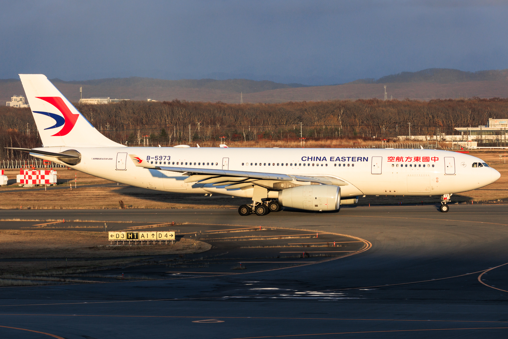 Full size: China Eastern Airlines Airbus A330-200 B-5973 at Sapporo New Chitose Airport