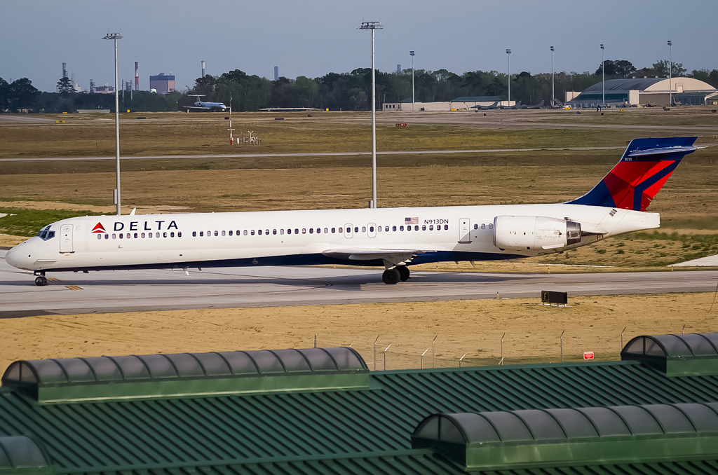 Full size: Delta Airlines McDonnell Douglas MD-90 N913DN at Savannah/Hilton Head International Airport