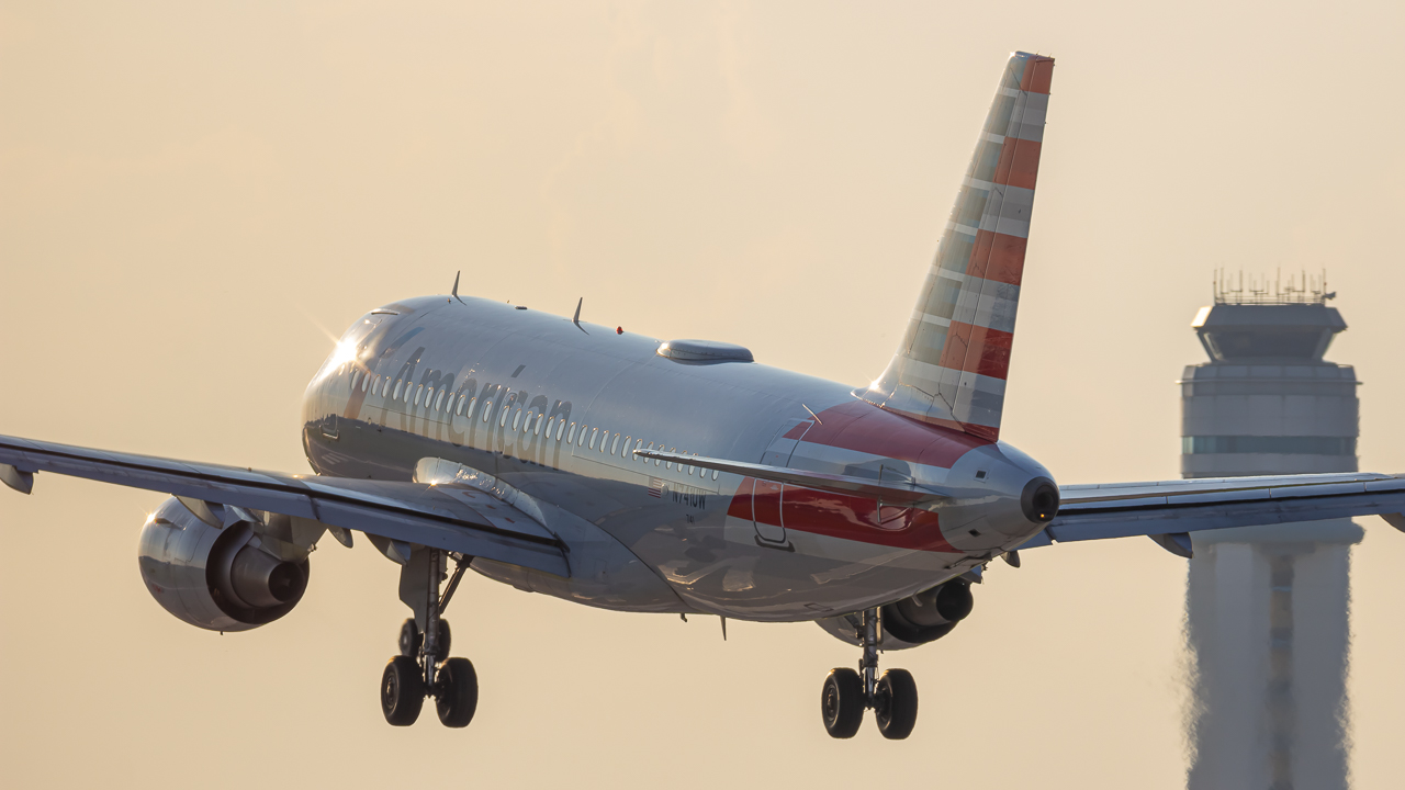 Full size: American Airlines Airbus A319 N741UW at John Glenn Columbus International Airport