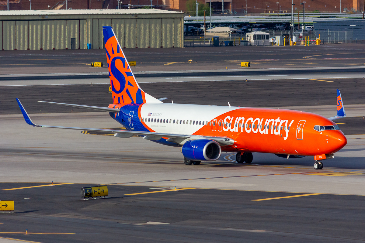 Full size: Sun Country Airlines Boeing 737-800 N833SY at Phoenix Sky Harbor International Airport