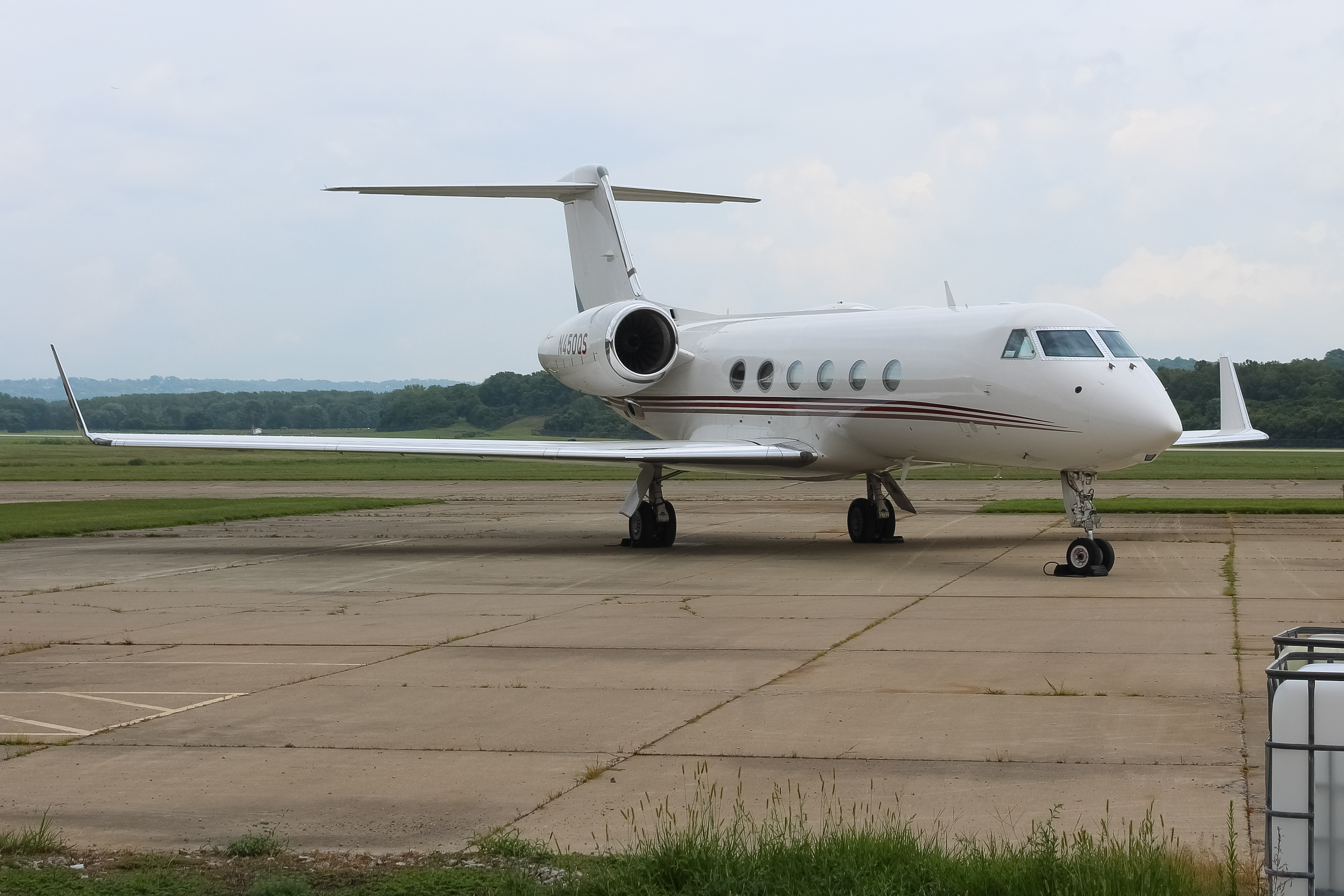 Full size: NetJets Gulfstream IV N450QS at Cincinnati Municipal Airport/Lunken Field