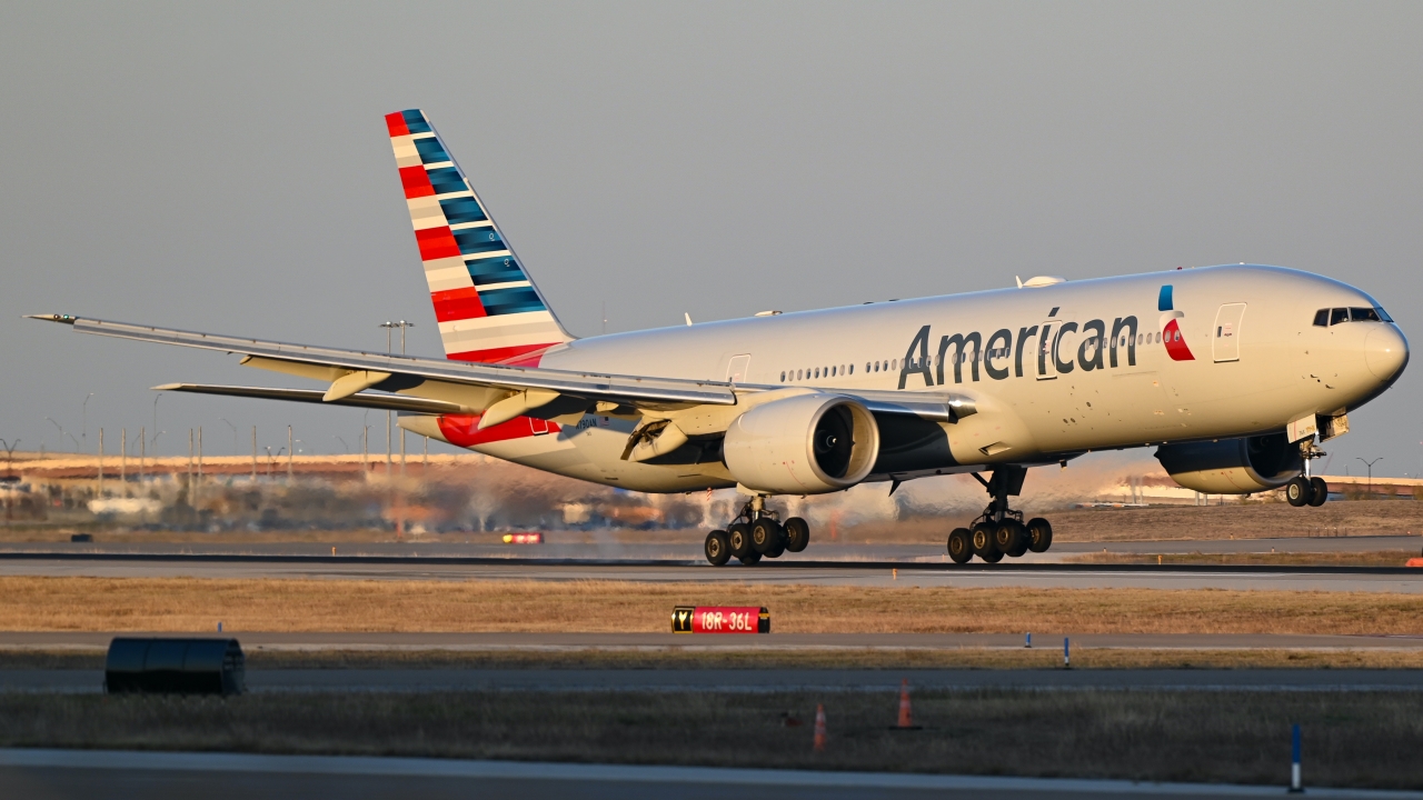 Full size: American Airlines Boeing 777-200ER N790AN at Dallas-Fort Worth International Airport