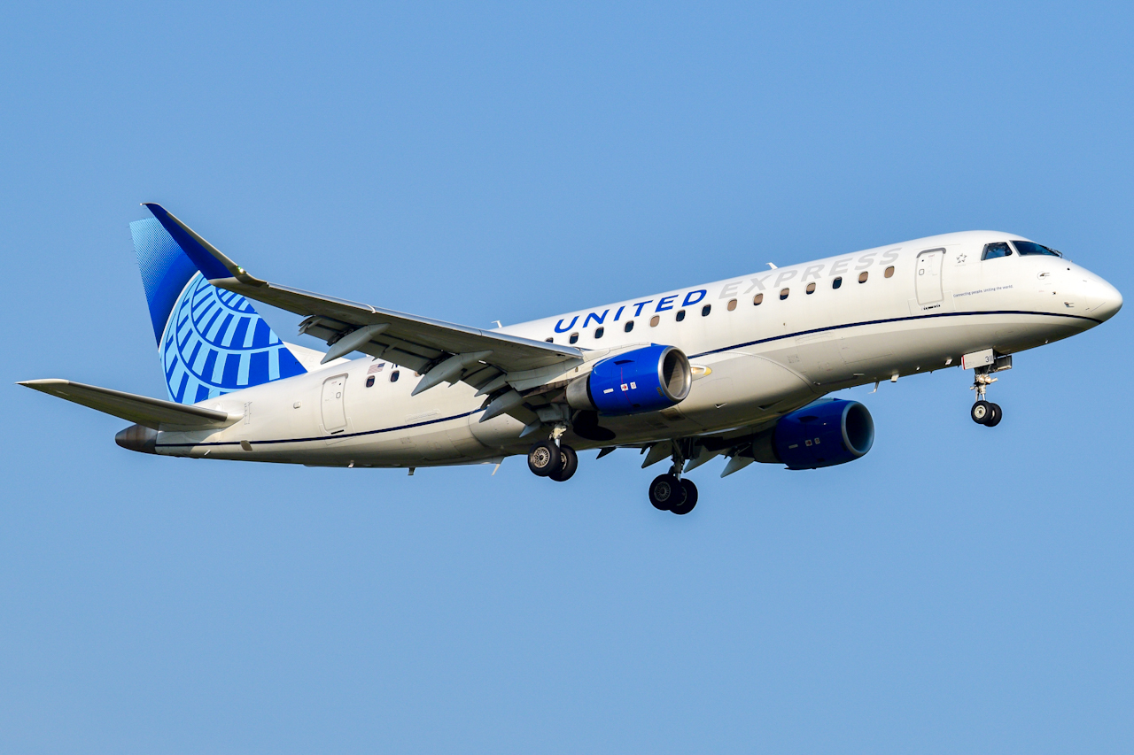 Full size: United Express Embraer E175 N86311 at Raleigh-Durham International Airport