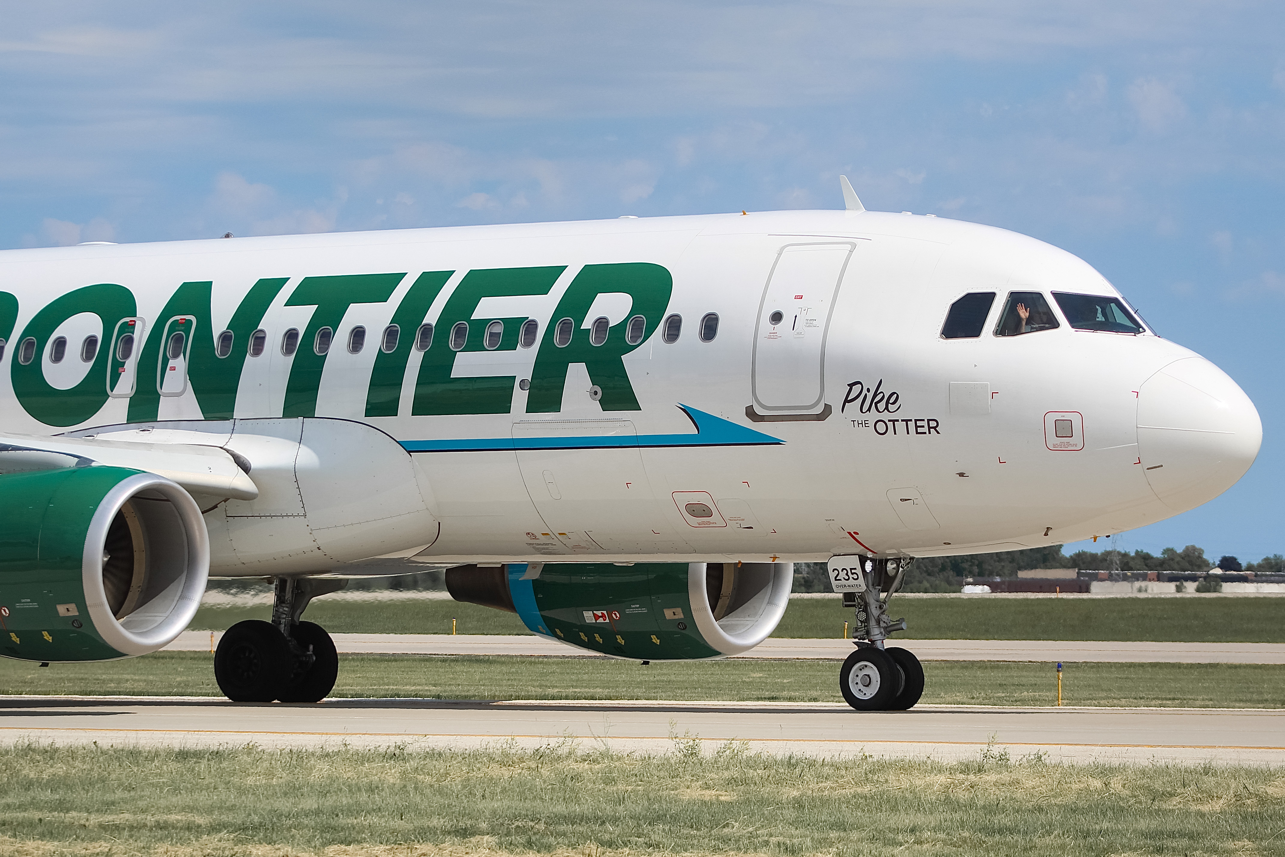 Full size: Frontier Airlines Airbus A320 N235FR at General Mitchell International Airport