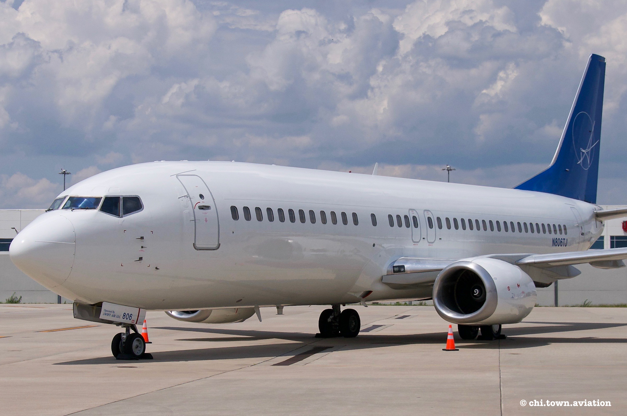 Full size: iAero Airways Boeing 737-400 N806TJ at Chicago O'Hare International Airport