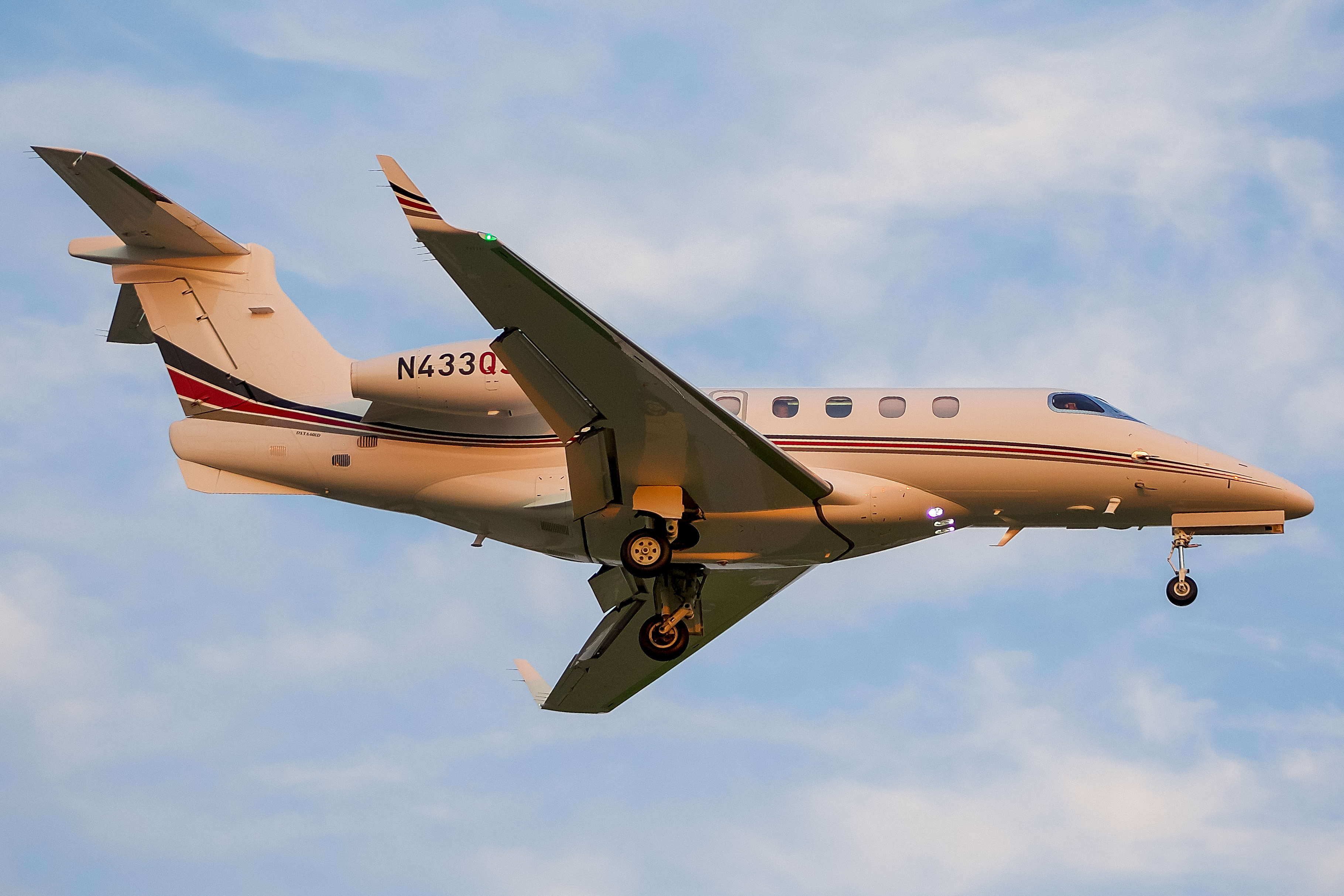 Full size: Netjets Aviation Embraer Phenom 300 N433QS at General Mitchell International Airport