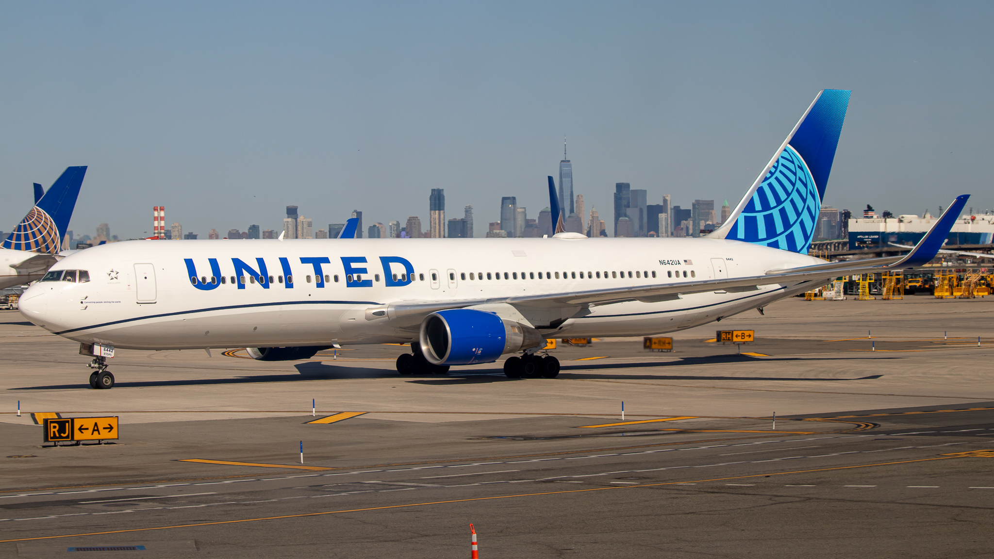 Full size: United Airlines Boeing 767-300ER N642UA at Newark Liberty International Airport