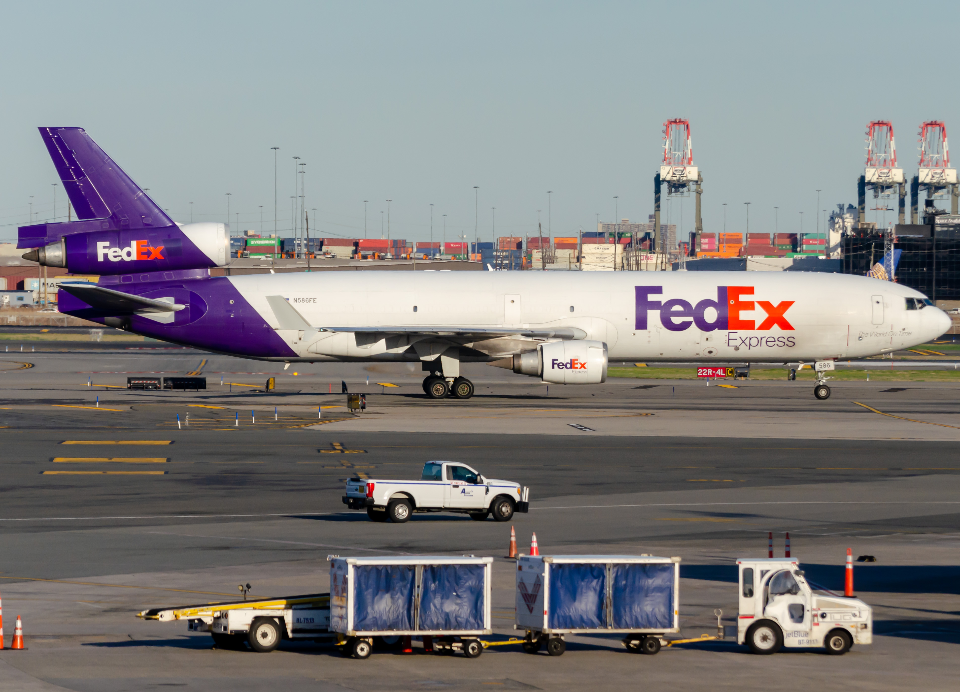 Full size: FedEx McDonnell Douglas MD-11F N586FE at Newark Liberty International Airport
