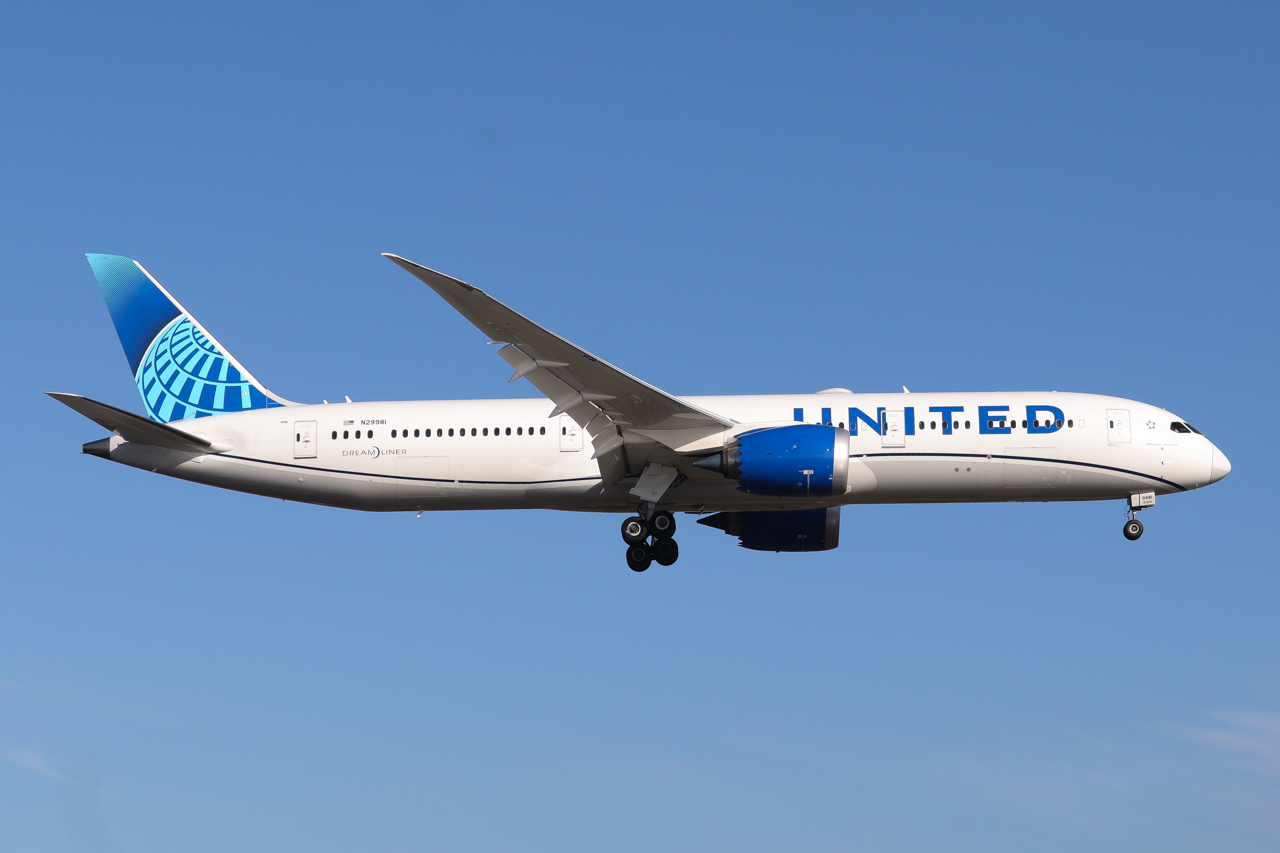 Full size: United Airlines Boeing 787-9 N29981 at London Heathrow International Airport