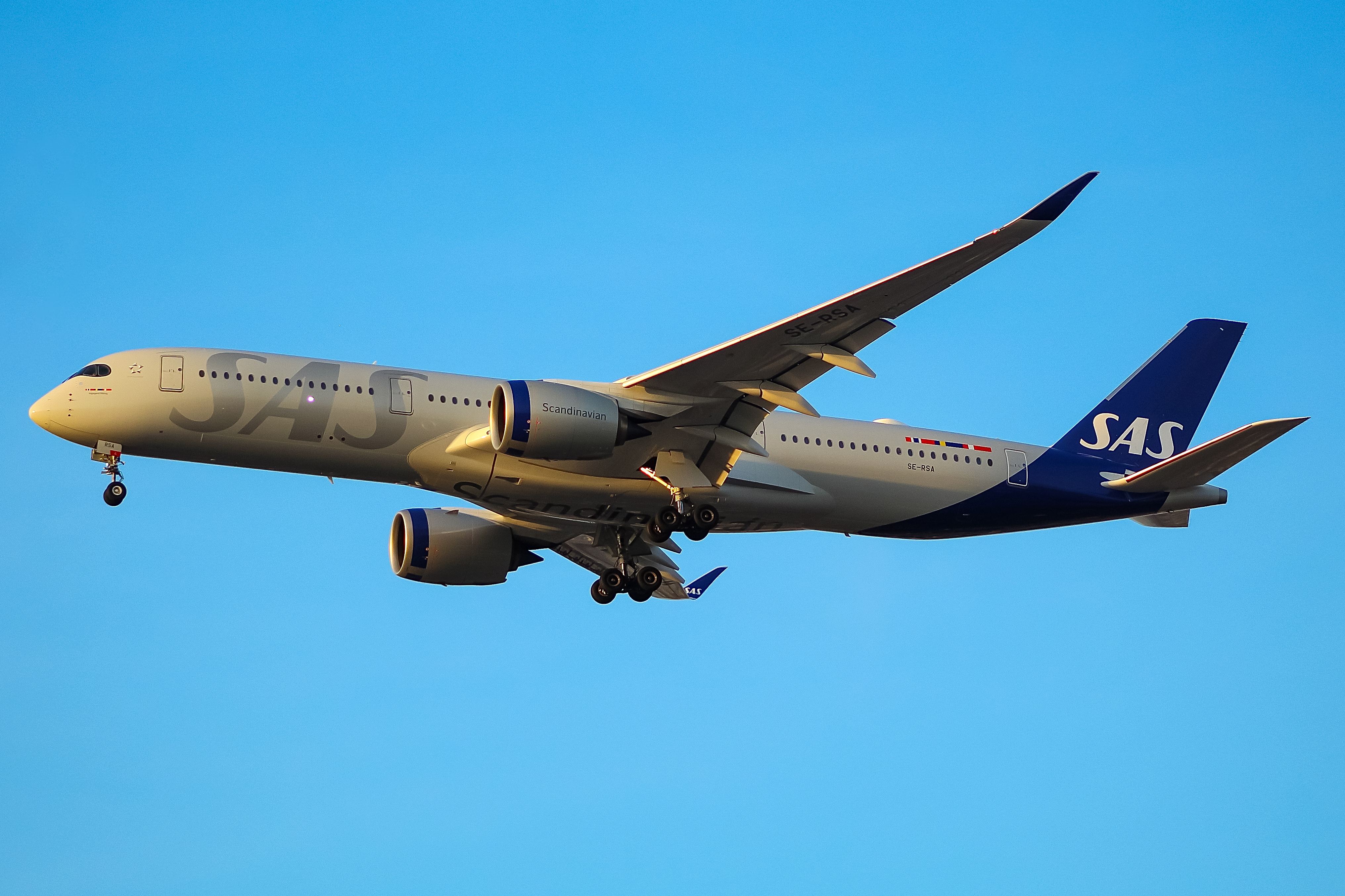 Full size: Scandinavian Airlines Airbus A350-900 SE-RSA at Chicago O'Hare International Airport