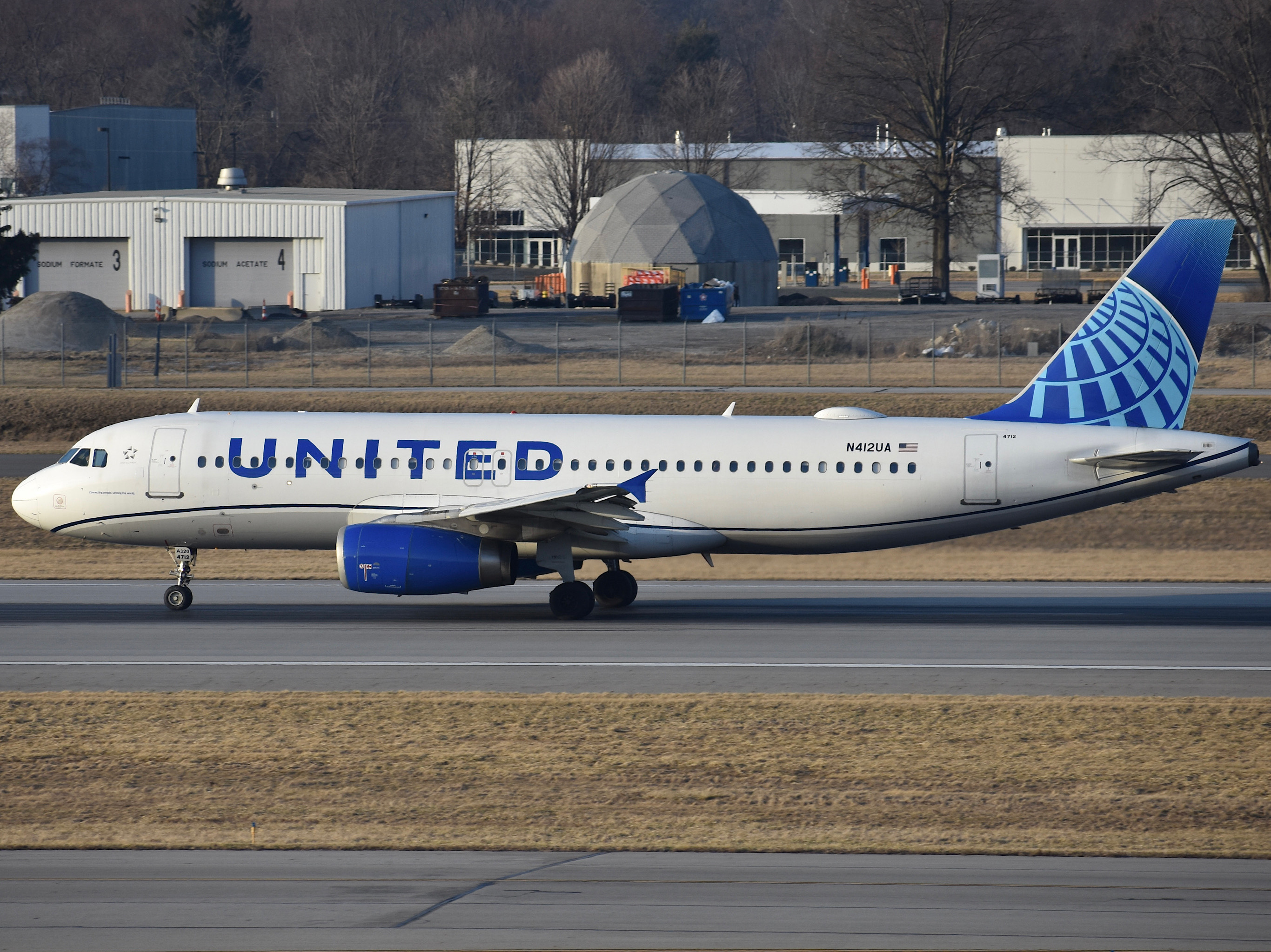 Full size: United Airlines Airbus A320 N412UA at John Glenn Columbus International Airport