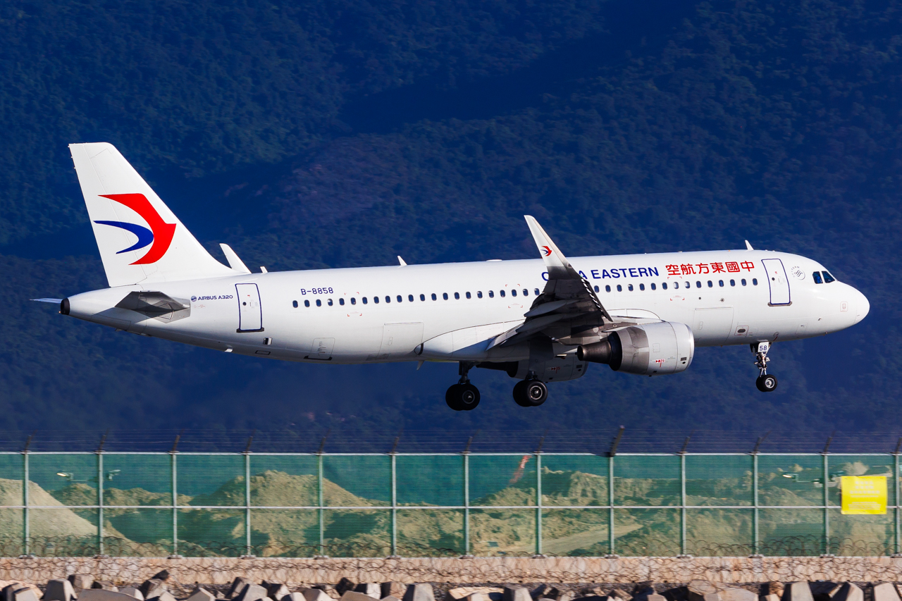 Full size: China Eastern Airlines Airbus A321-200 B-8858 at Hong Kong International Airport