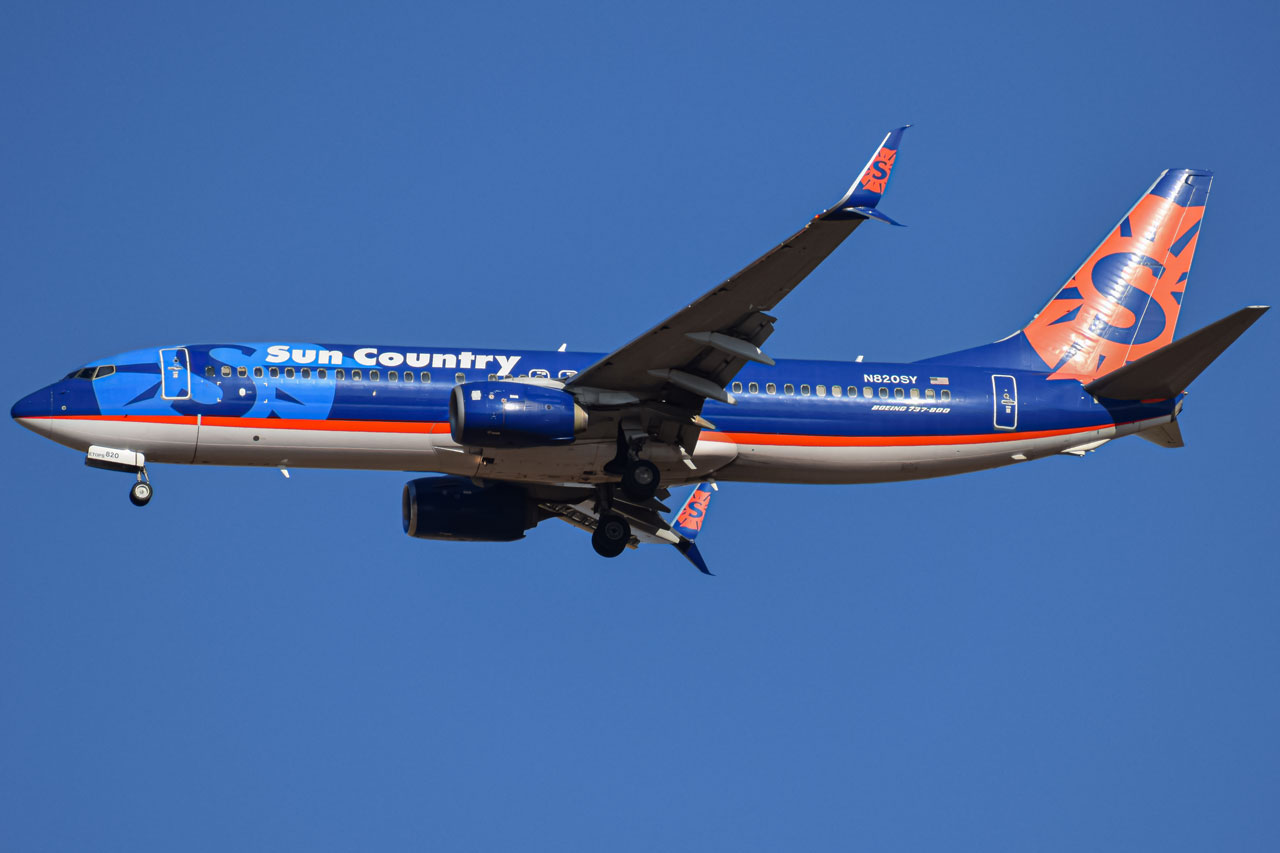 Full size: Sun Country Airlines Boeing 737-800 N820SY at Denver International Airport
