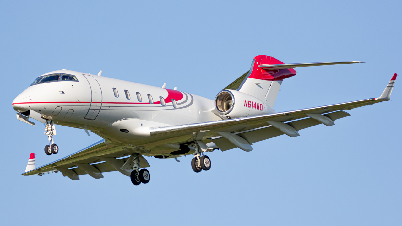 Full size: PRIVATE Bombardier Challenger 300 N614WD at John Glenn Columbus International Airport