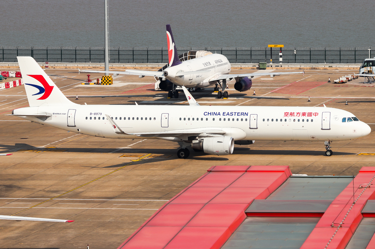 Full size: China Eastern Airlines Airbus A321-200 B-8979 at Macau International Airport