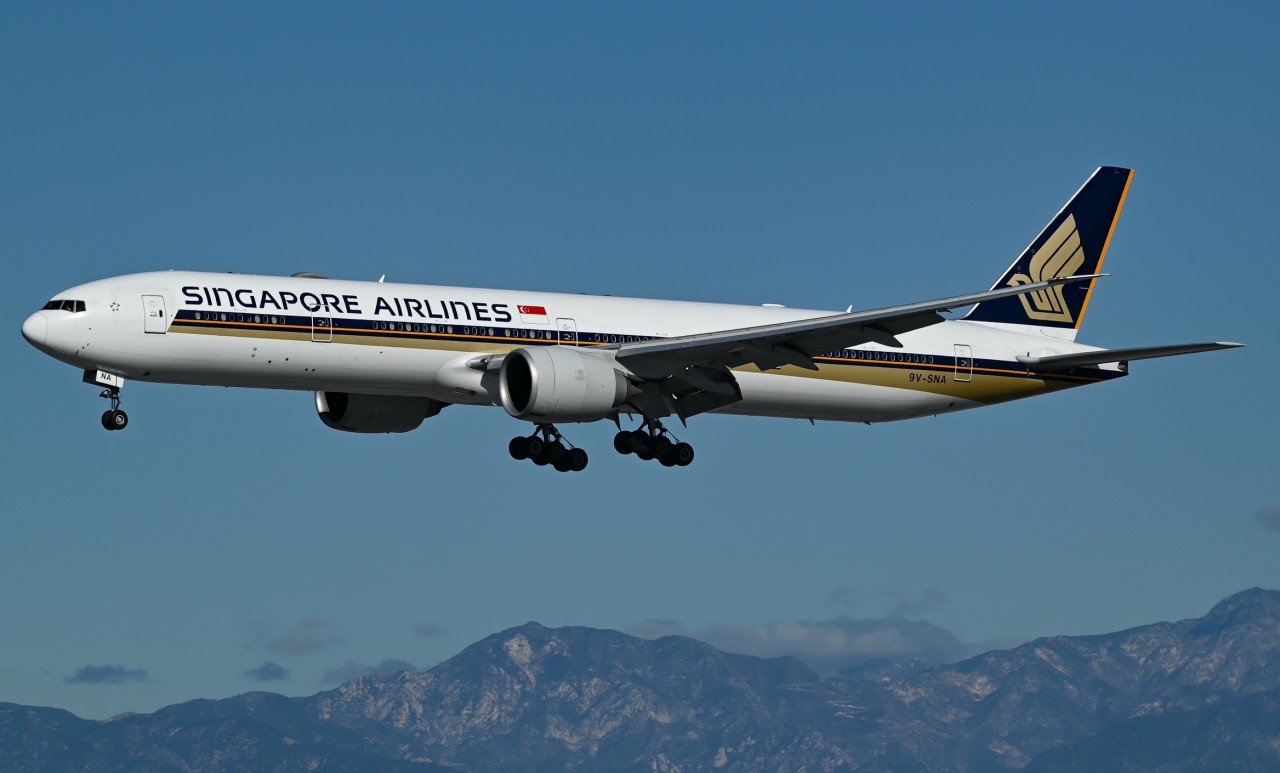 Full size: Singapore Airlines Boeing 777-300ER 9V-SNA at Los Angeles International Airport
