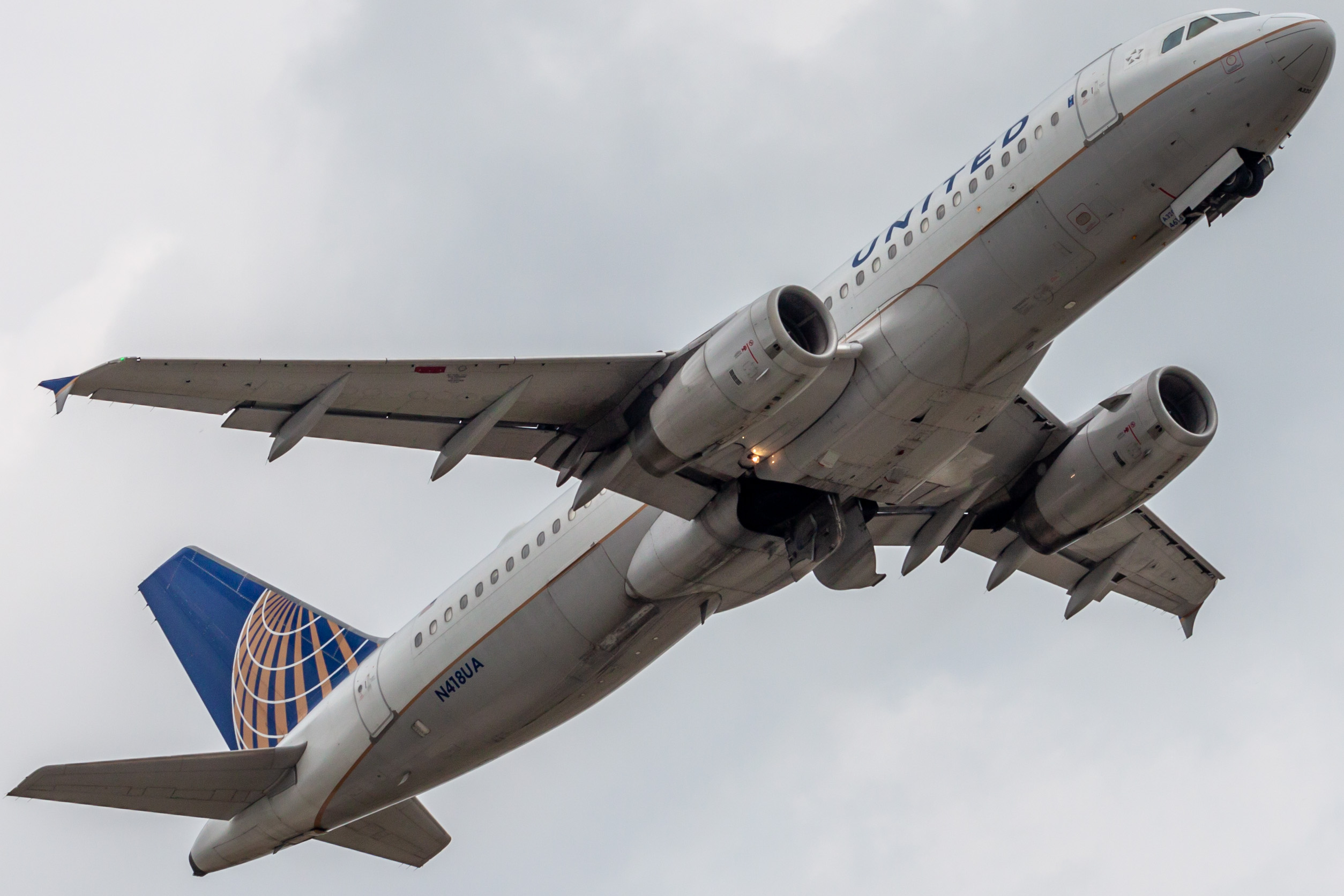 Full size: United Airlines Airbus A320 N418UA at Houston-George Bush Intercontinental Airport