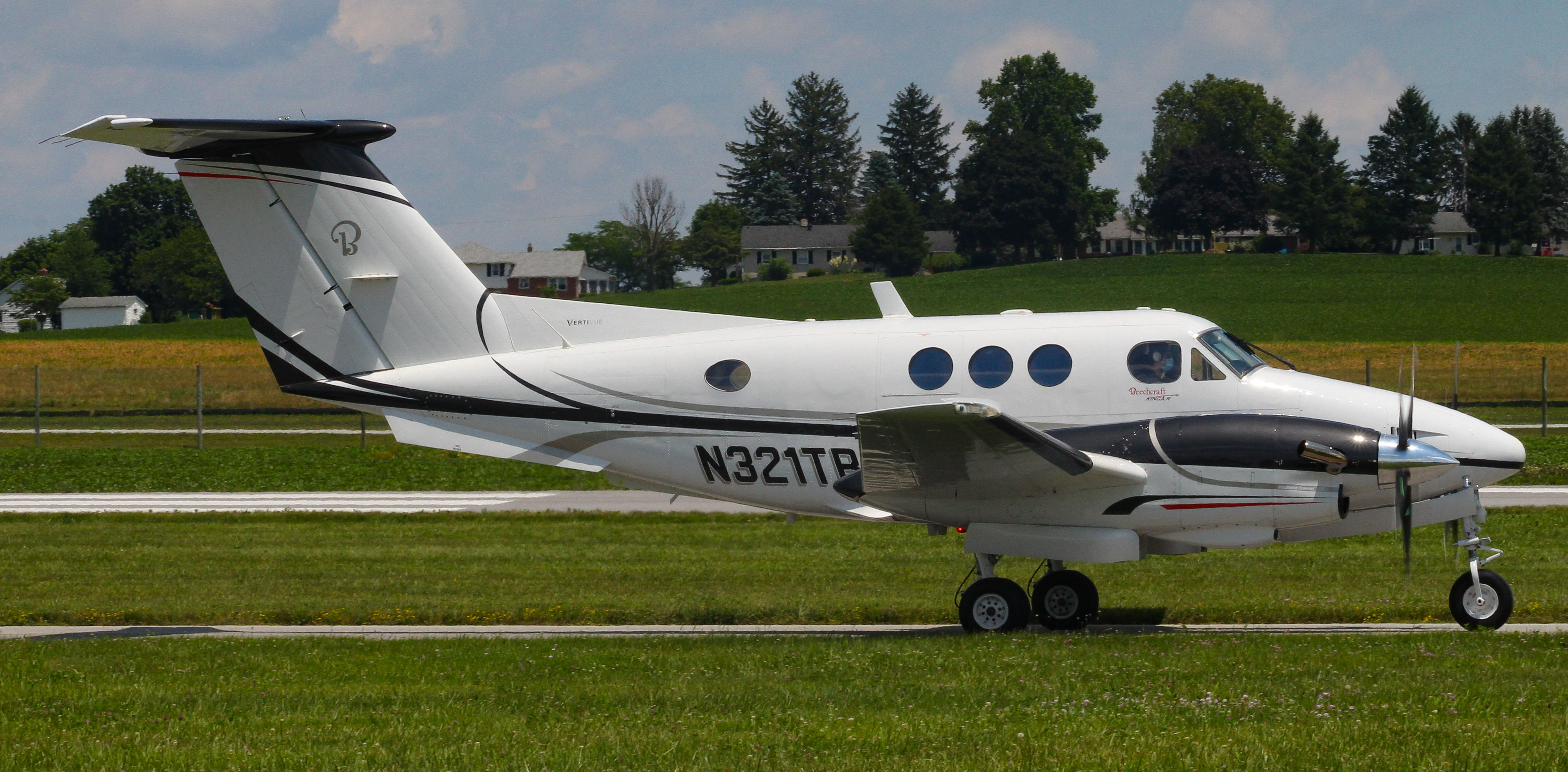 Full size: PRIVATE Beechcraft King Air F90 N321TR at York Airport