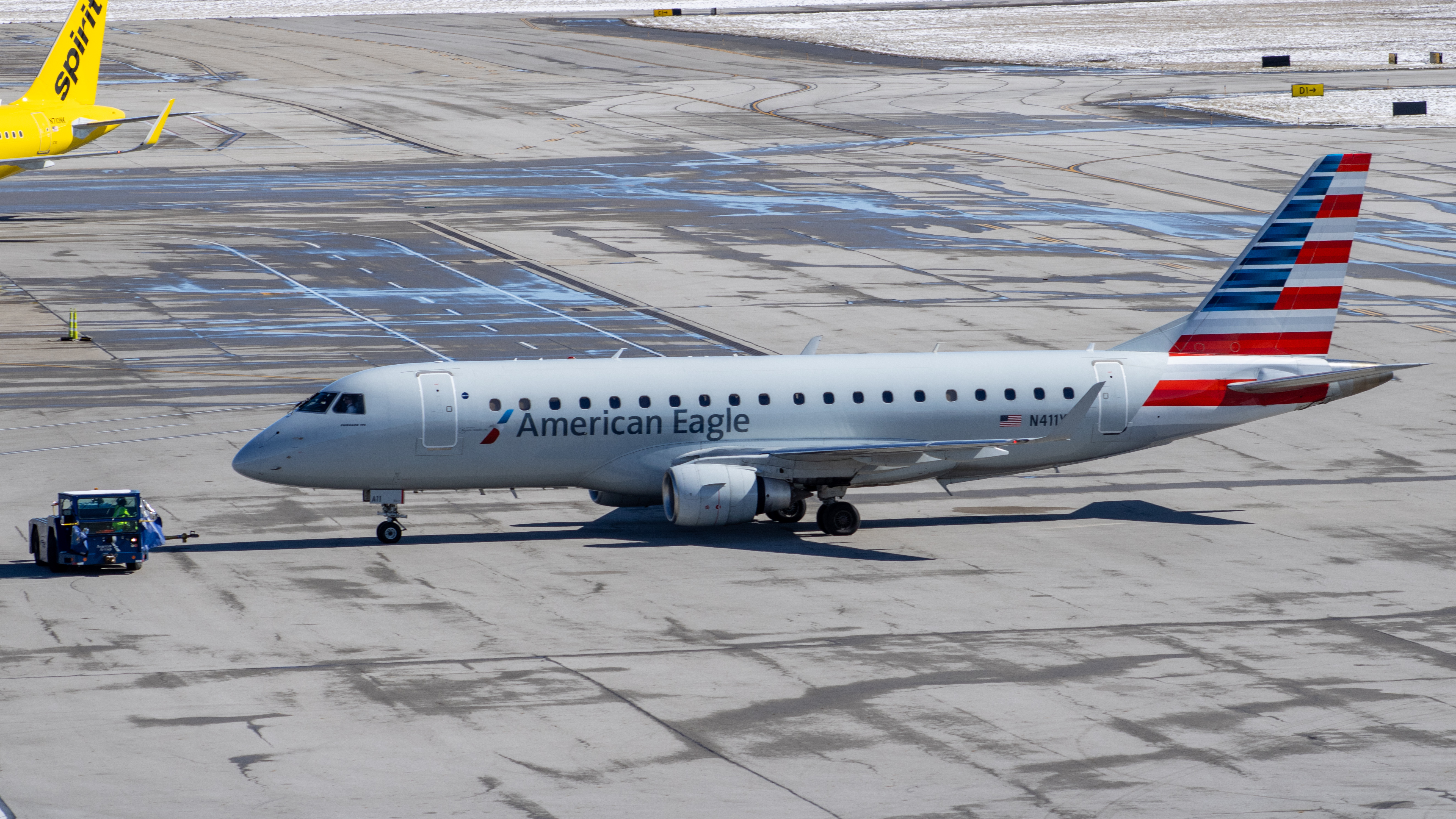 Full size: American Eagle Embraer E175 N411YX at John Glenn Columbus International Airport