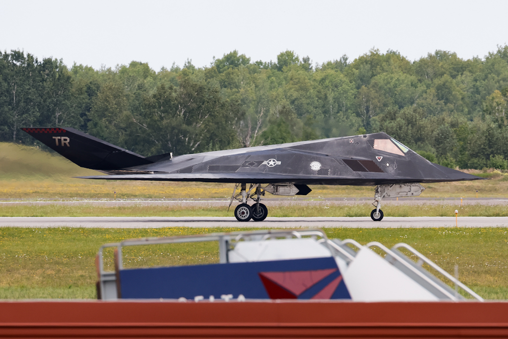 Full size: USAF - United States Air Force Lockheed F-117 Nighthawk 84-0811 at Duluth International Airport