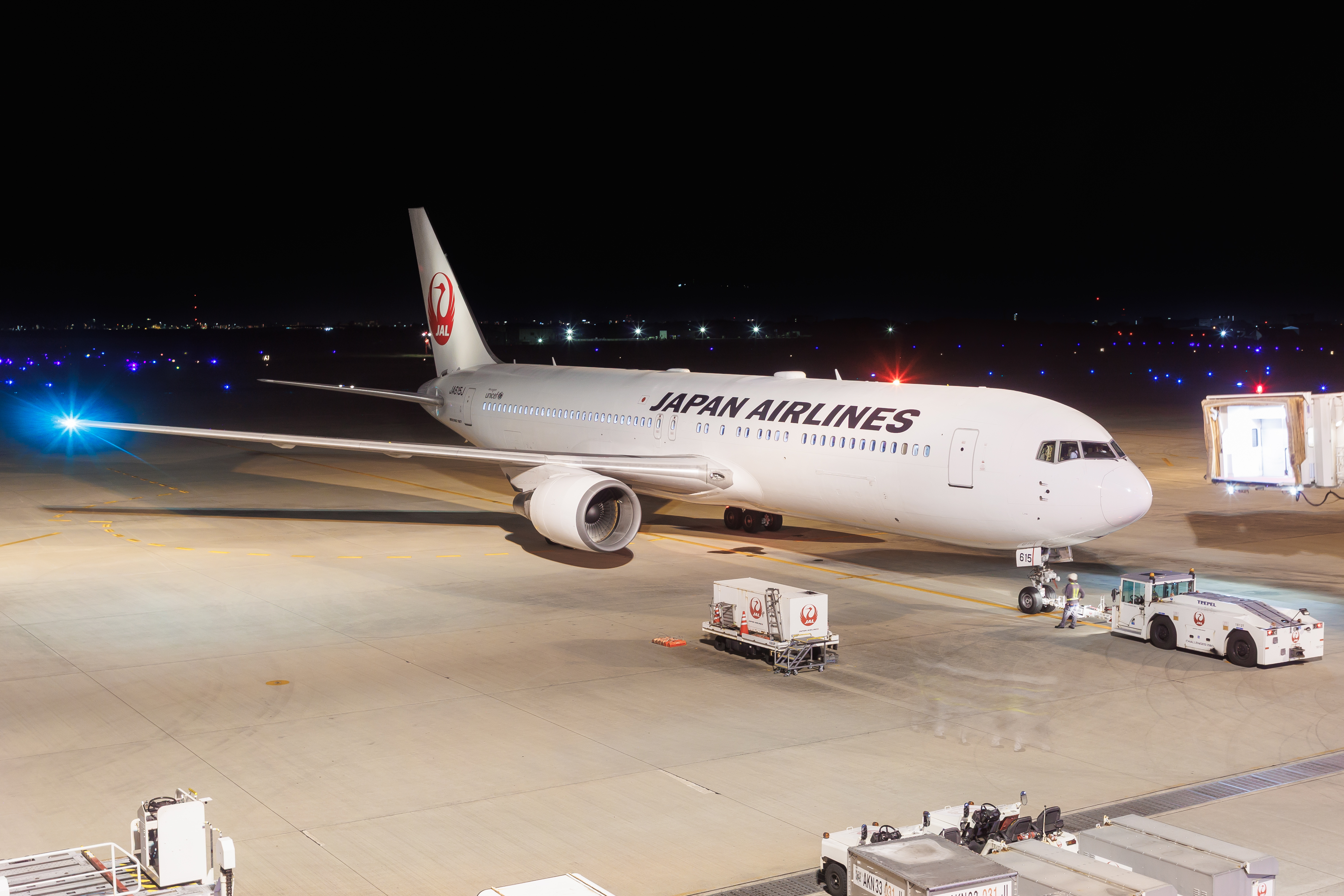 Full size: Japan Airlines Boeing 767-300ER JA615J at Tokushima Airport