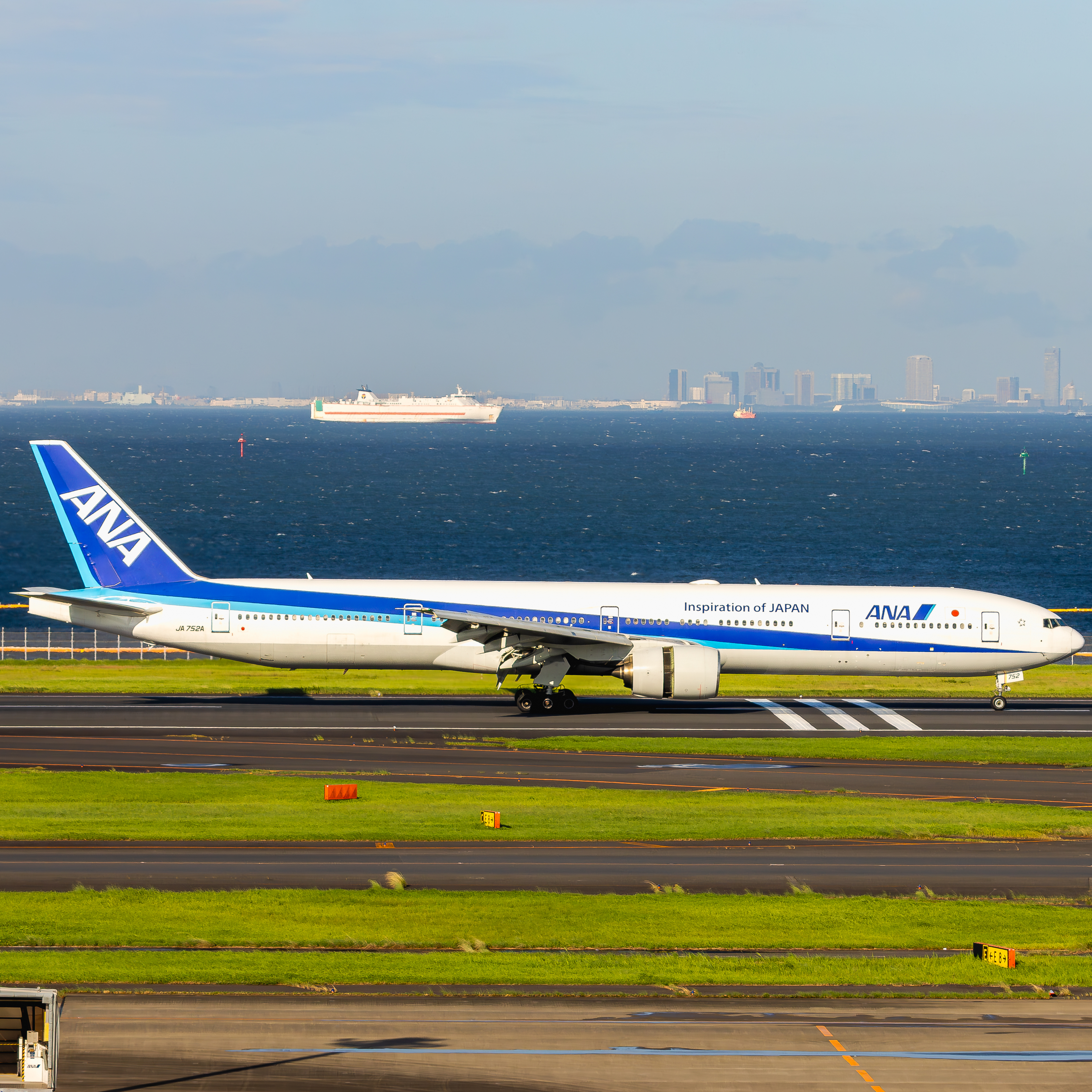 Full size: All Nippon Airways Boeing 777-300ER JA752A at Tokyo-Haneda Airport