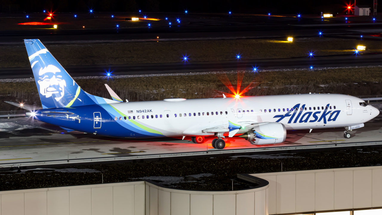 Full size: Alaska Airlines Boeing 737 MAX 9 N942AK at John Glenn Columbus International Airport